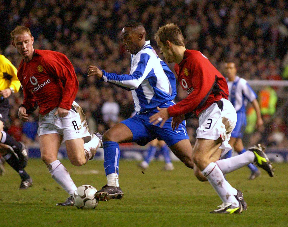 Benni McCarthy playing against United in 2004 (©AFP)