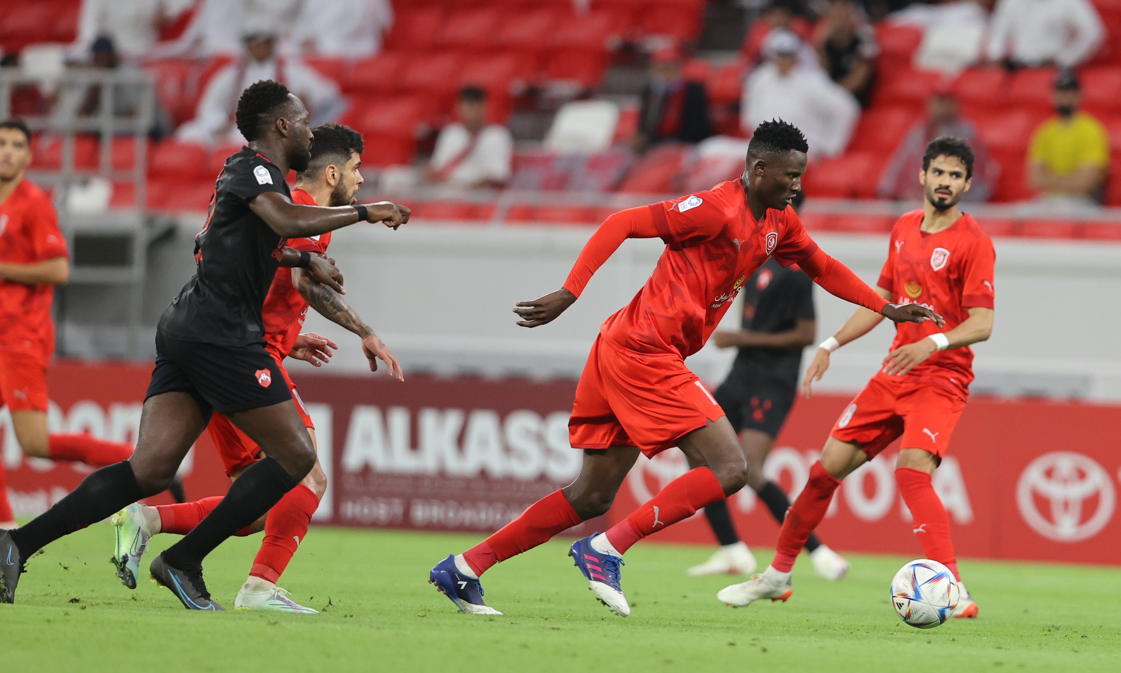 Olunga in action against Al Rayyan © Al Duhail