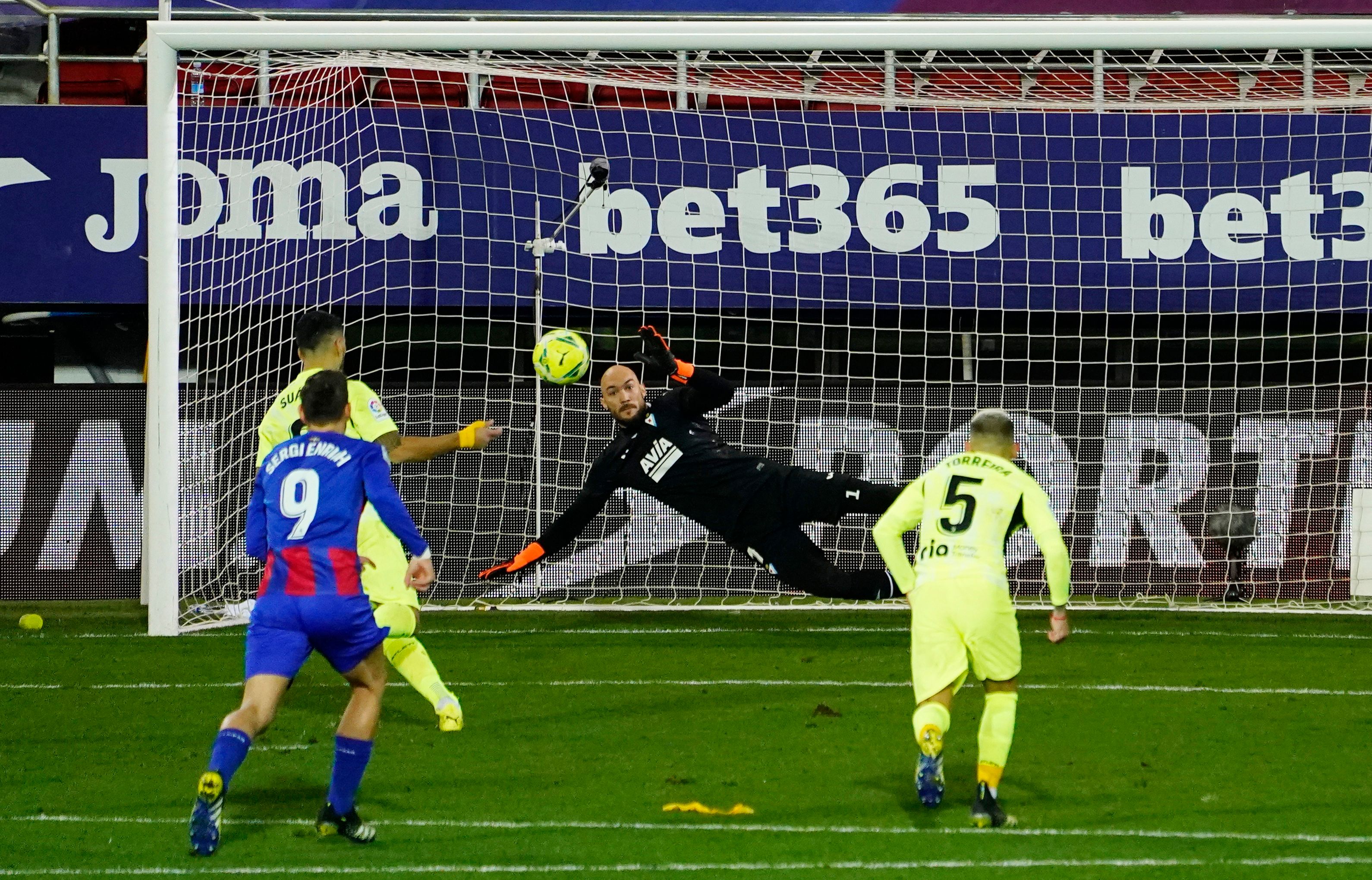 Suarez scores the winning penalty (©Reuters)