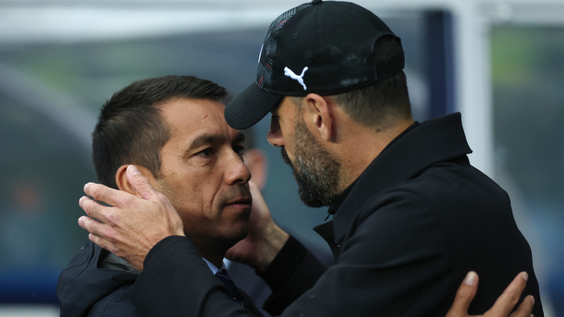 Gio comforts his friend Ruud (©Reuters/Lee Smith)