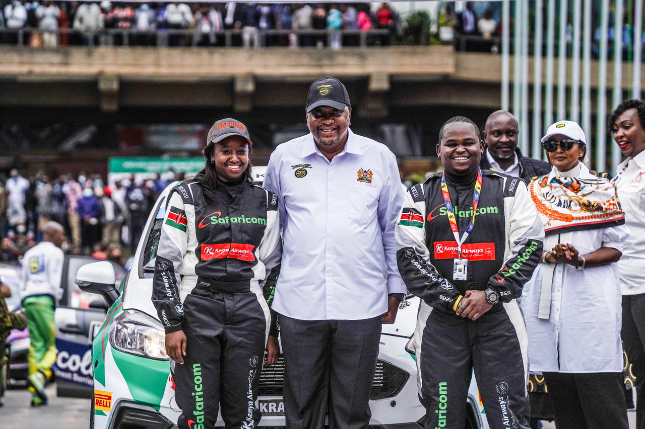 Uhuru Kenyatta poses with Maxine Wahome and Murage Waigwa © AtWorldMA