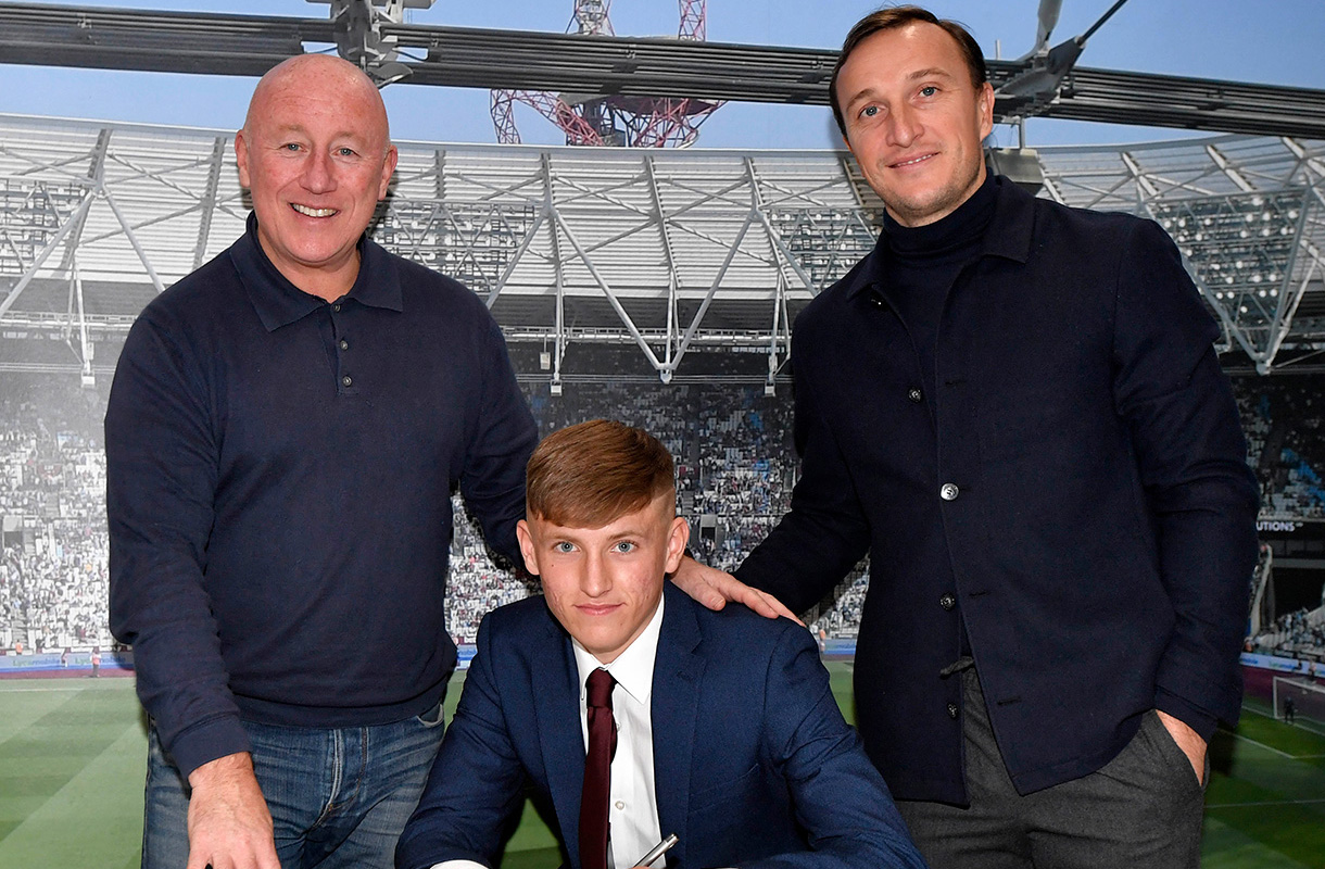 Callum signs joined by Academy Manager Kenny Brown and new Sporting Director Mark Noble (©WHUFC)