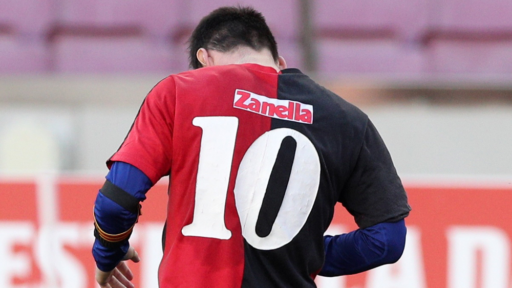 Messi wearing Maradona's Newell's shirt (©Gallo Images)