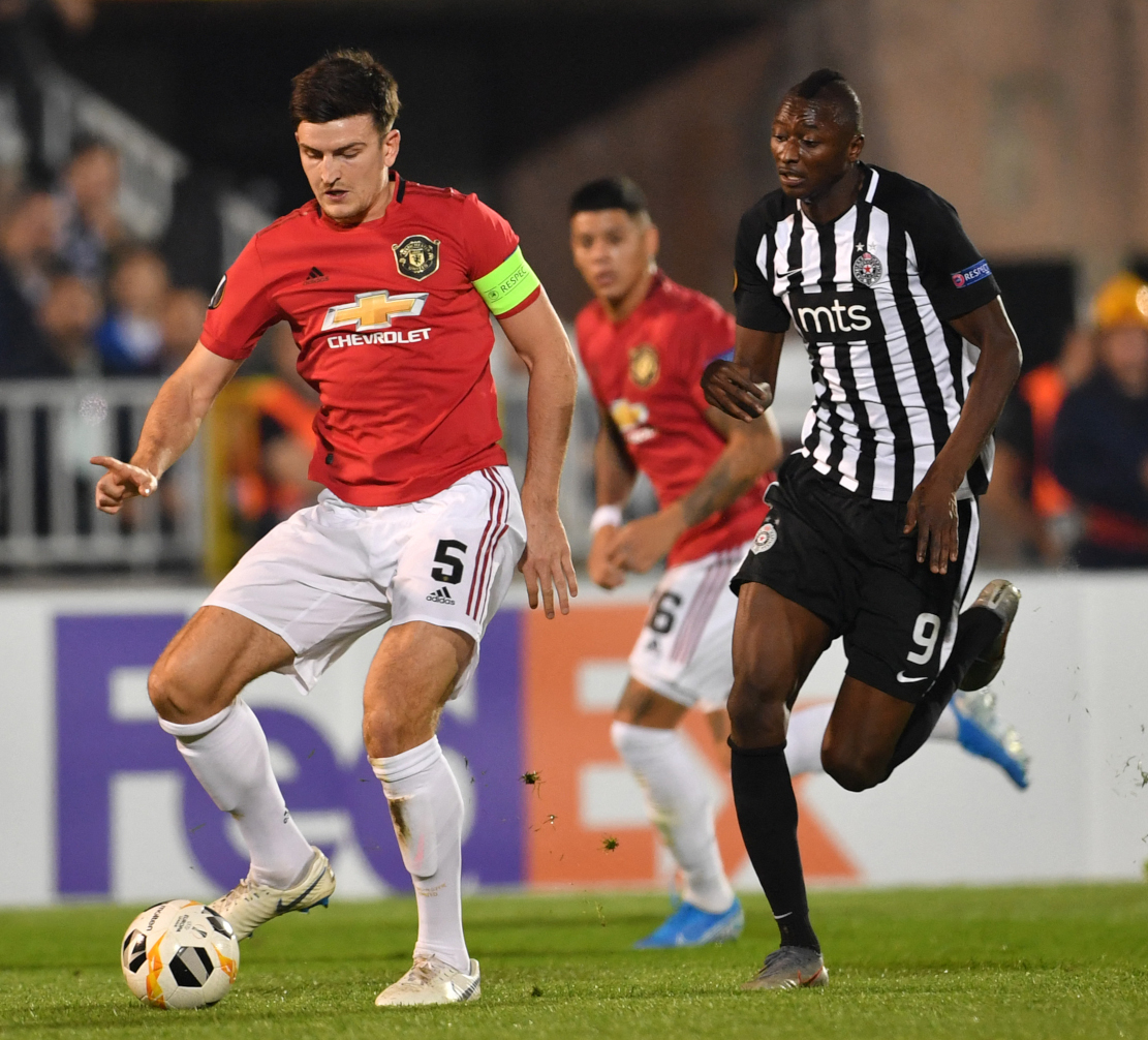 Umar Sadiq playing for Partizan against Manchester United in 2019 (©AFP)