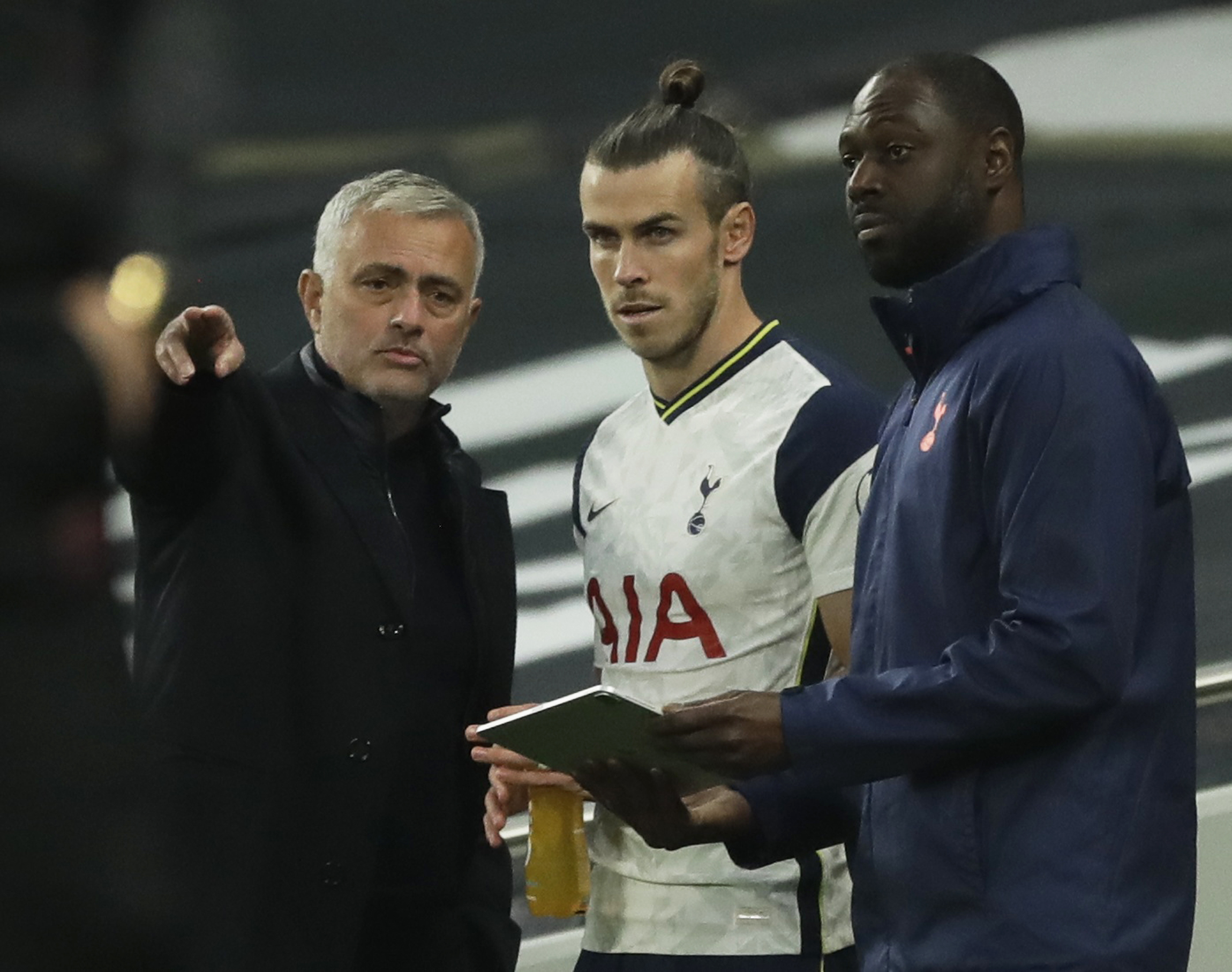 Mourinho and his assistant coach with Bale (©Reuters)