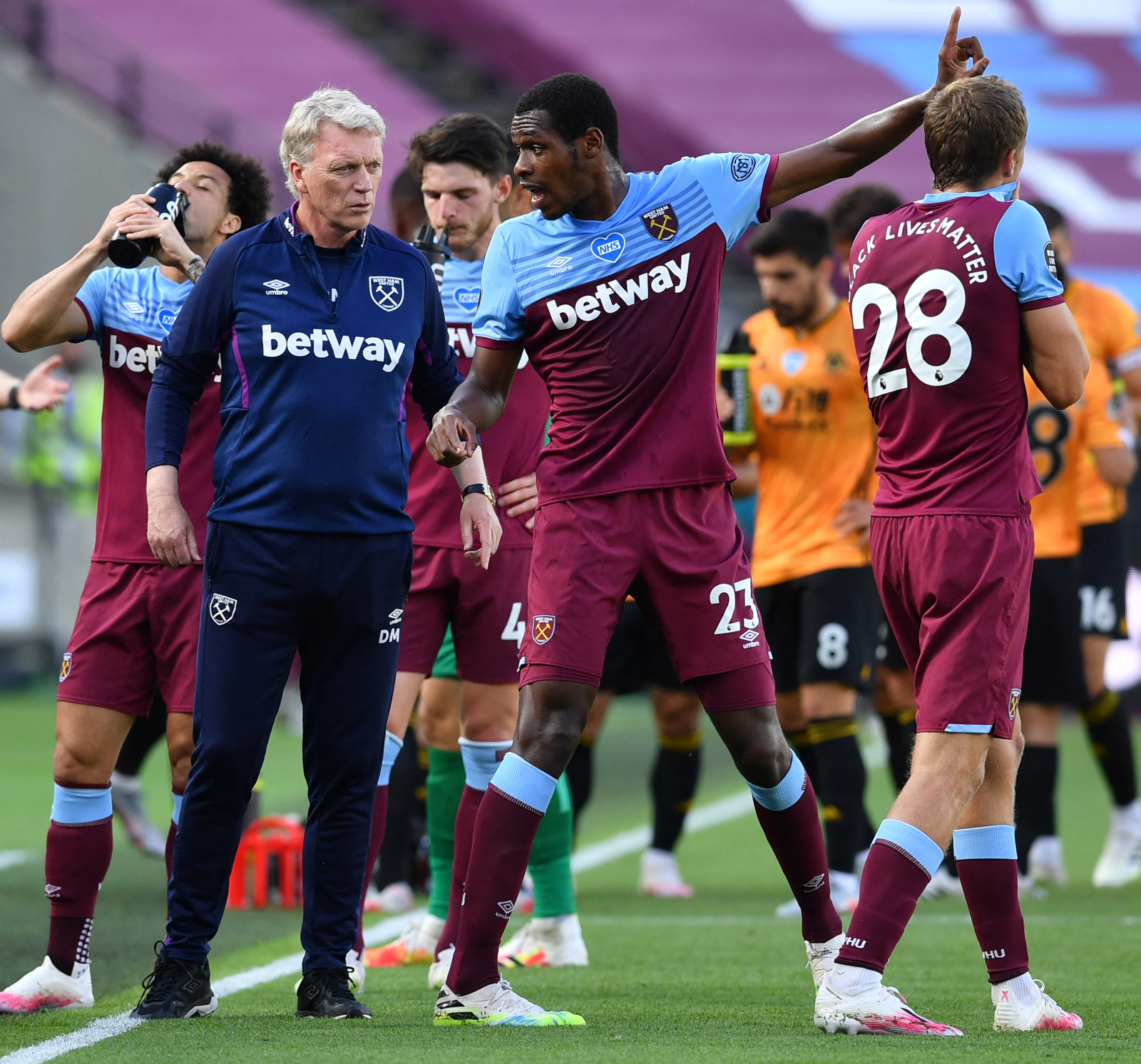 Issa Diop with West Ham United manager David Moyes (©AFP)