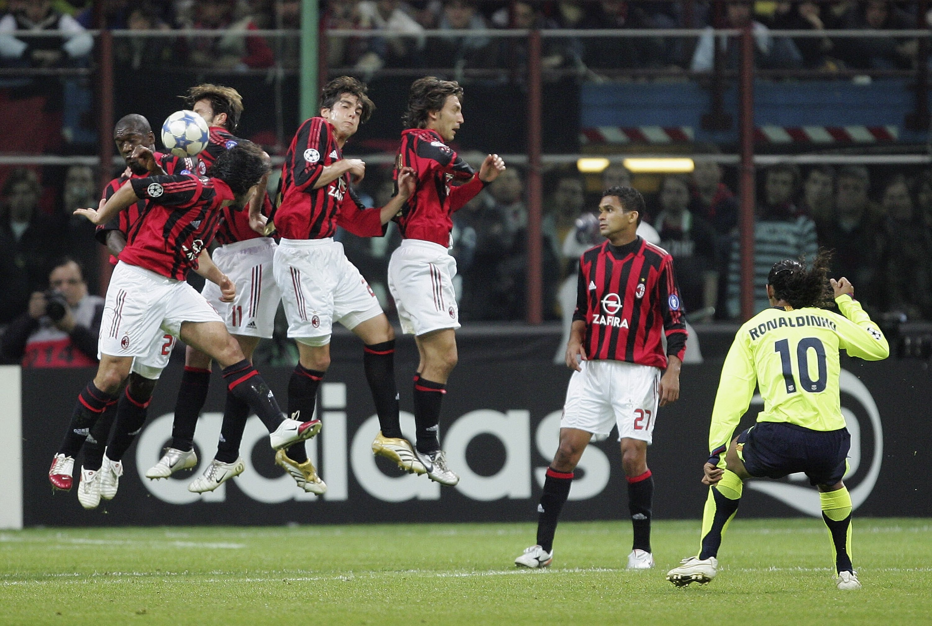 Ronaldinho against AC Milan (©Mike Hewitt/Getty Images)