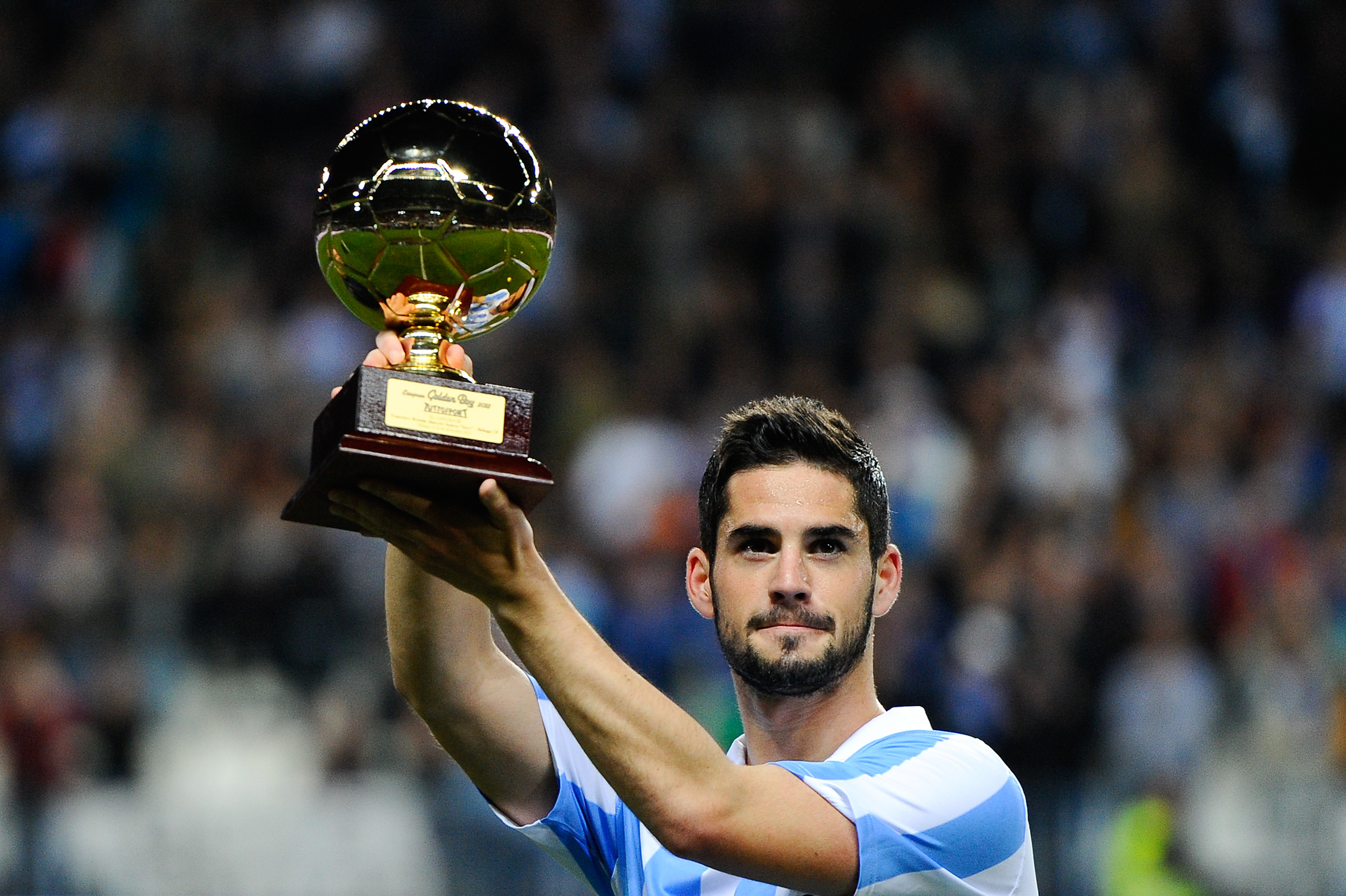 Isco with the Golden Boy award in 2012 (©David Ramos/Getty Images)
