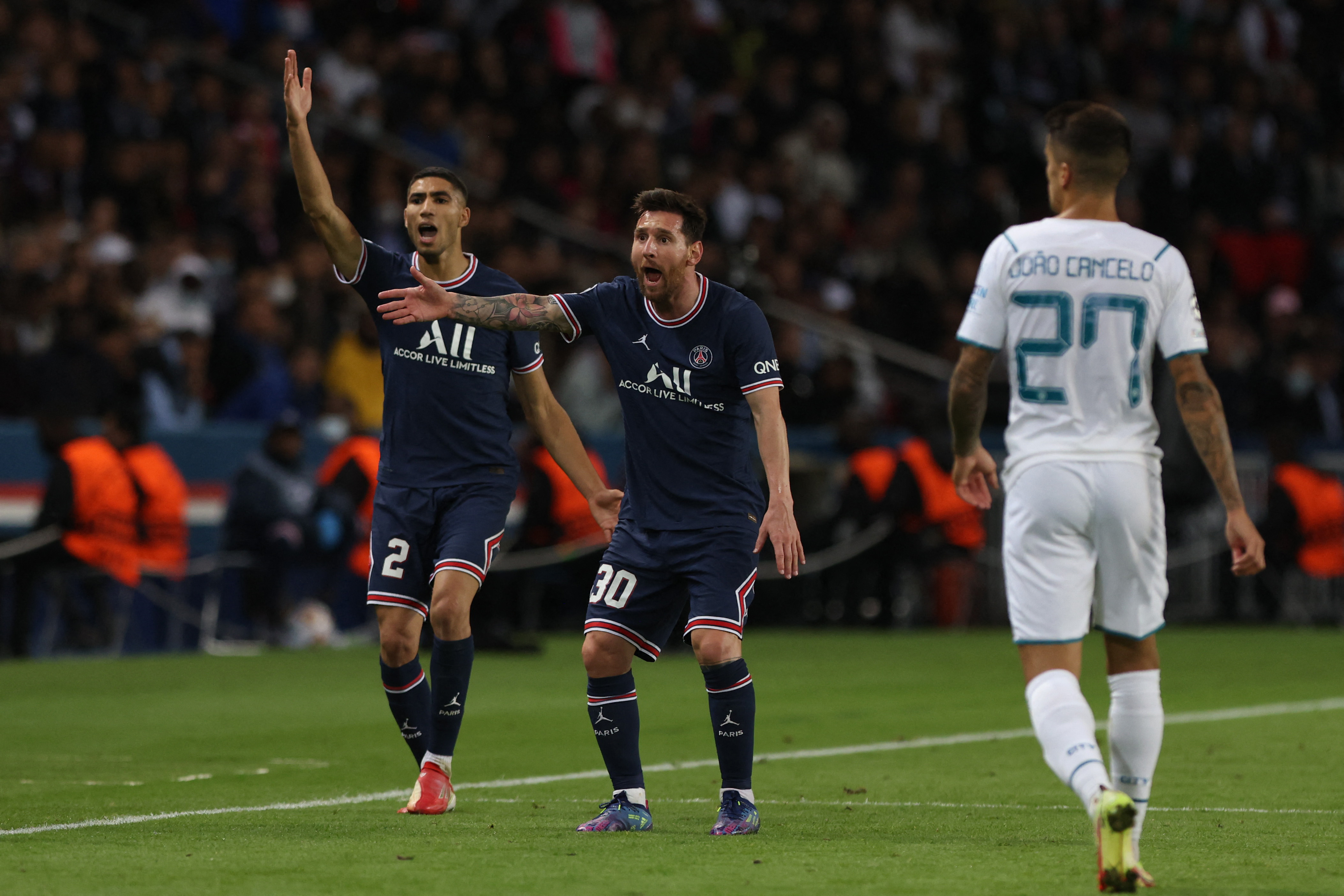 Hakimi in action with Messi (©AFP)