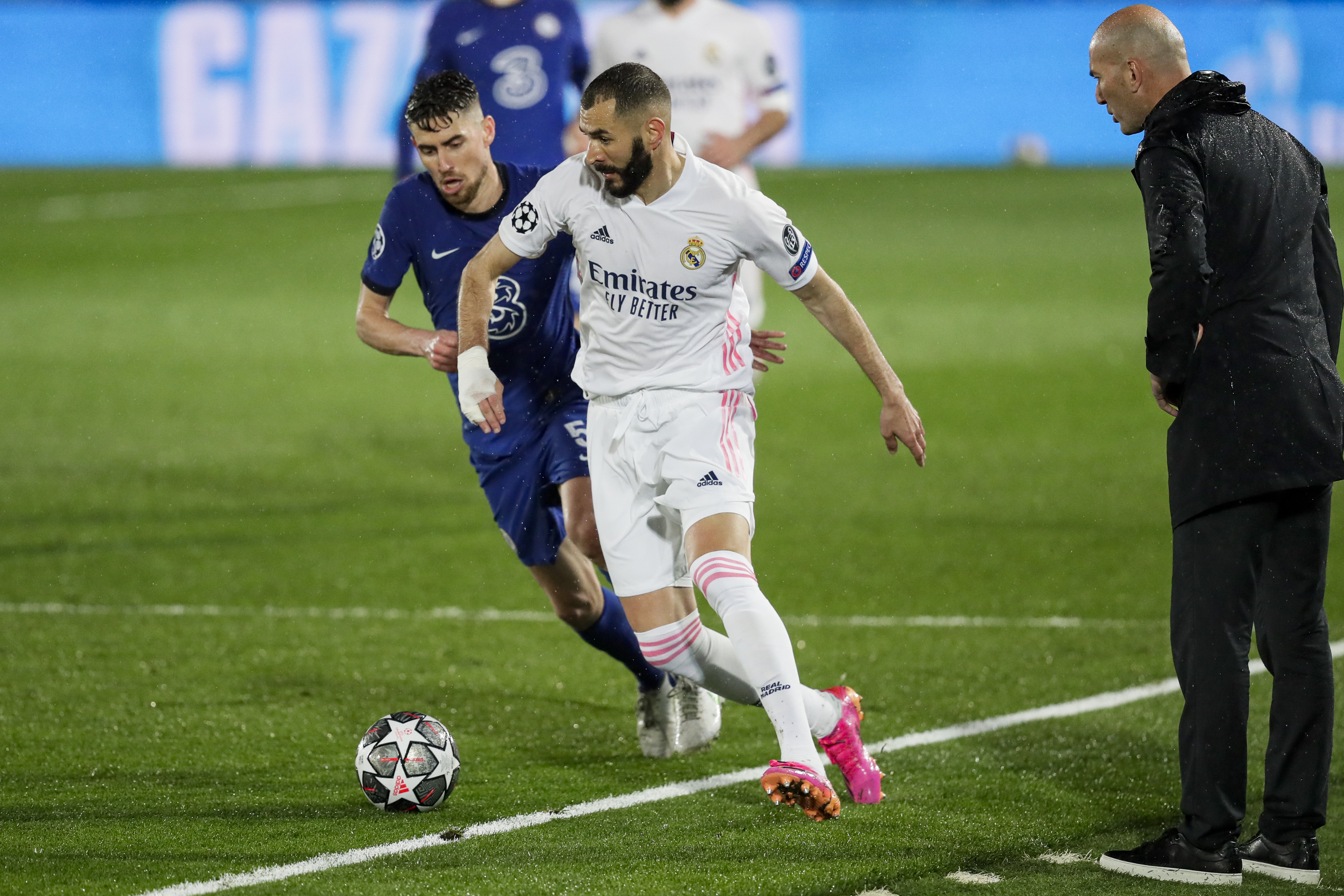 Zidane observing the Benzema - Jorghinho duel (©David S. Bustamante/Soccrates/Getty Images)