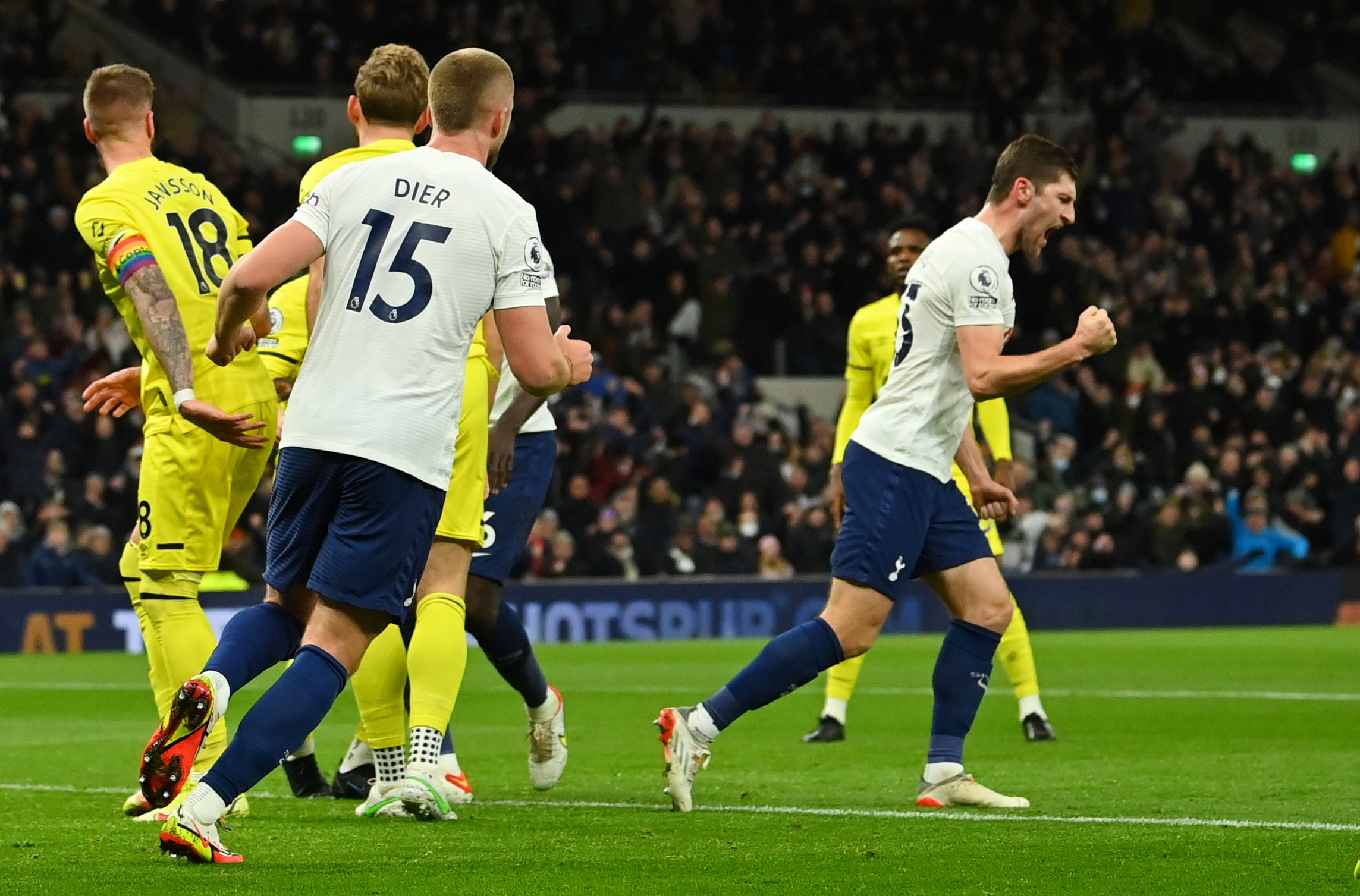 Davies celebrates against Brentford (©REUTERS/Dylan Martinez)