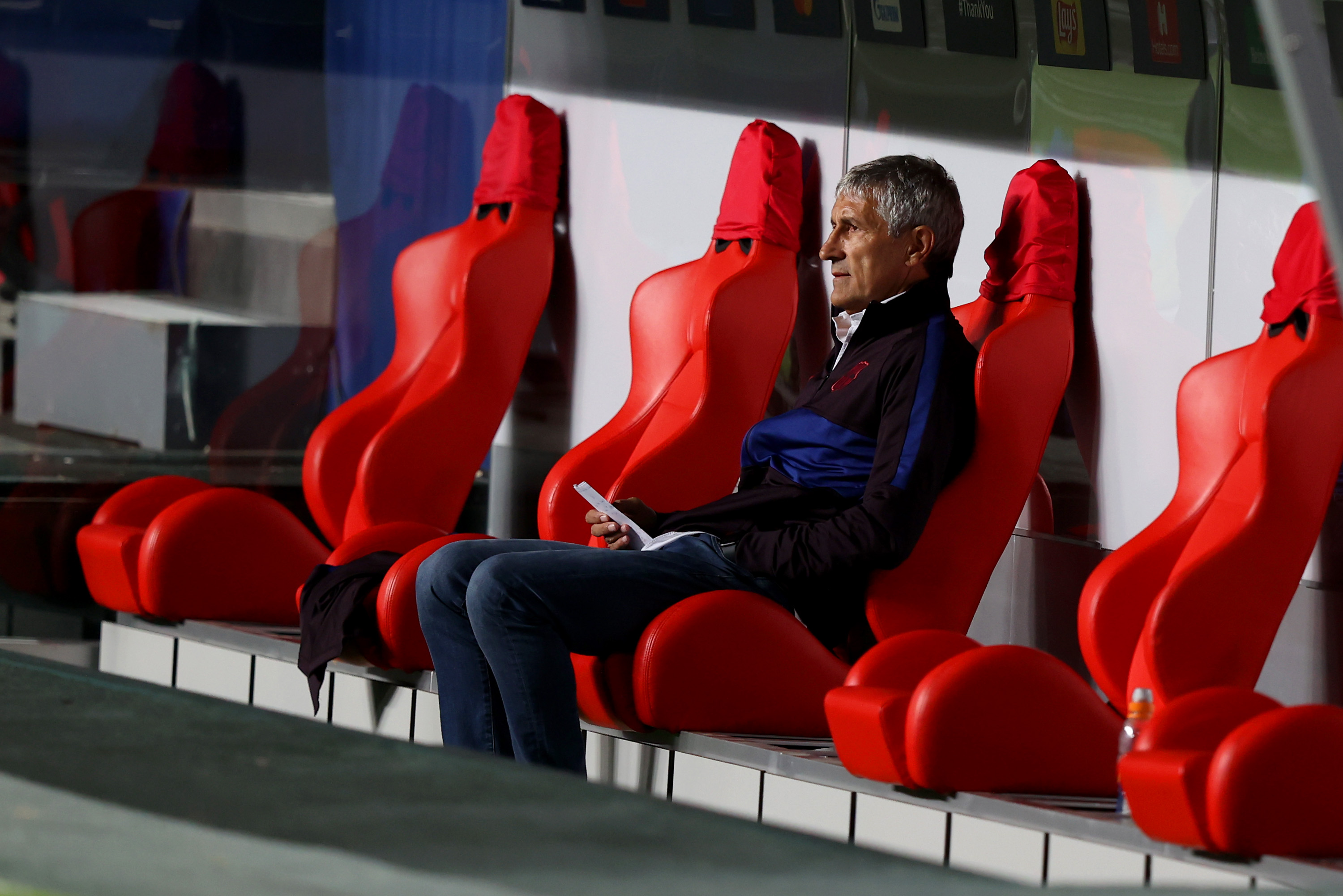 Quique Setien in Barca's dugout (©REUTERS/Rafael Marchante/Pool)