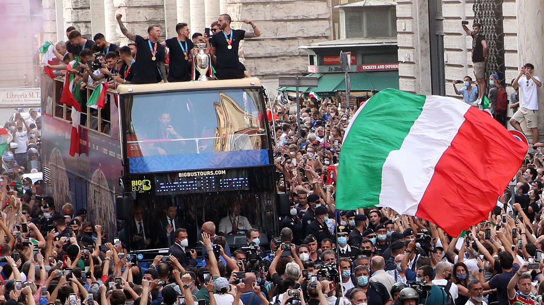 Italians celebrate their EURO 2020 title (©REUTERS/Yara Nardi)