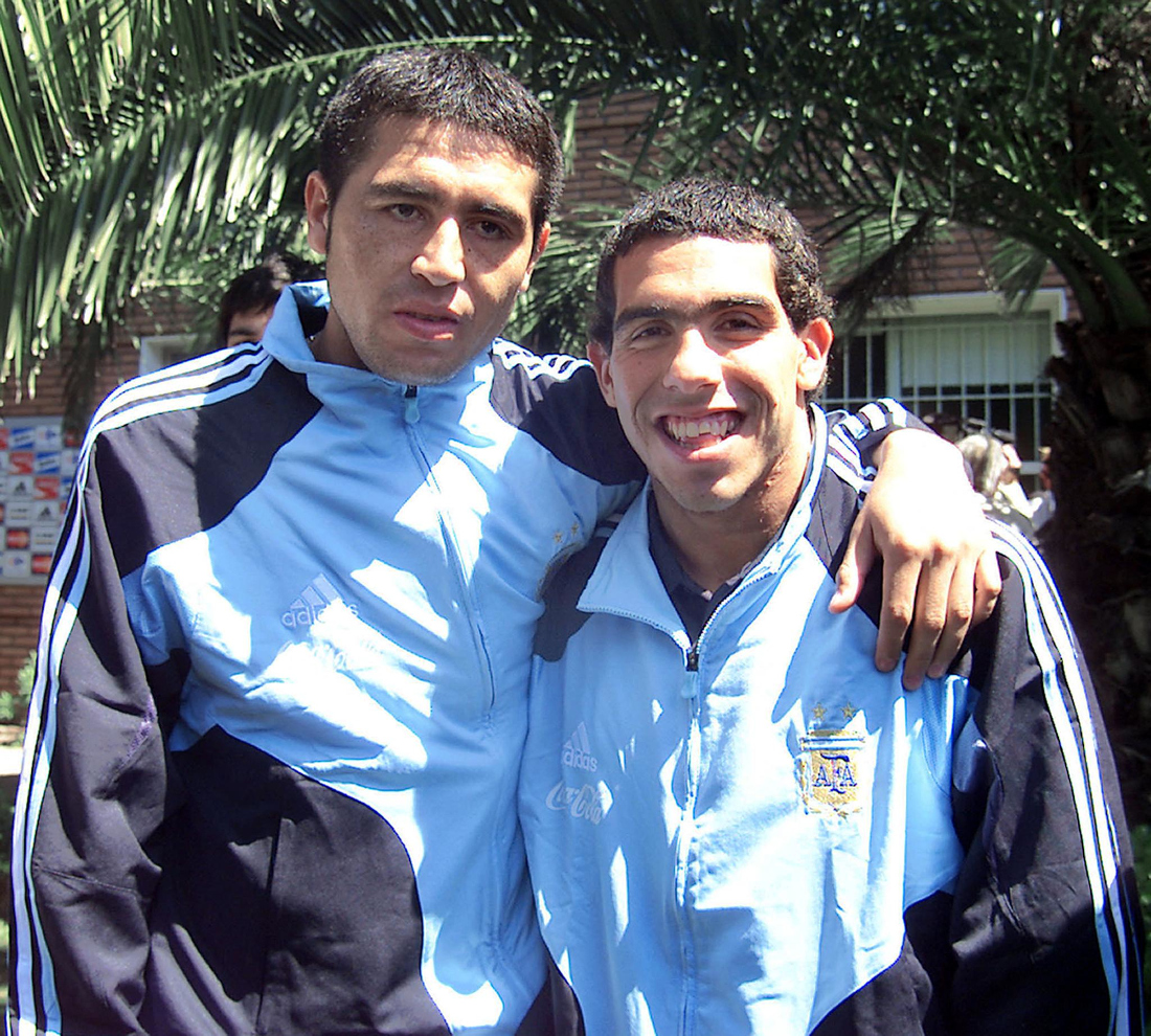 They go way back, but Juan Roman Riquelme and Carlos Tevez can't go on together (©AFP)