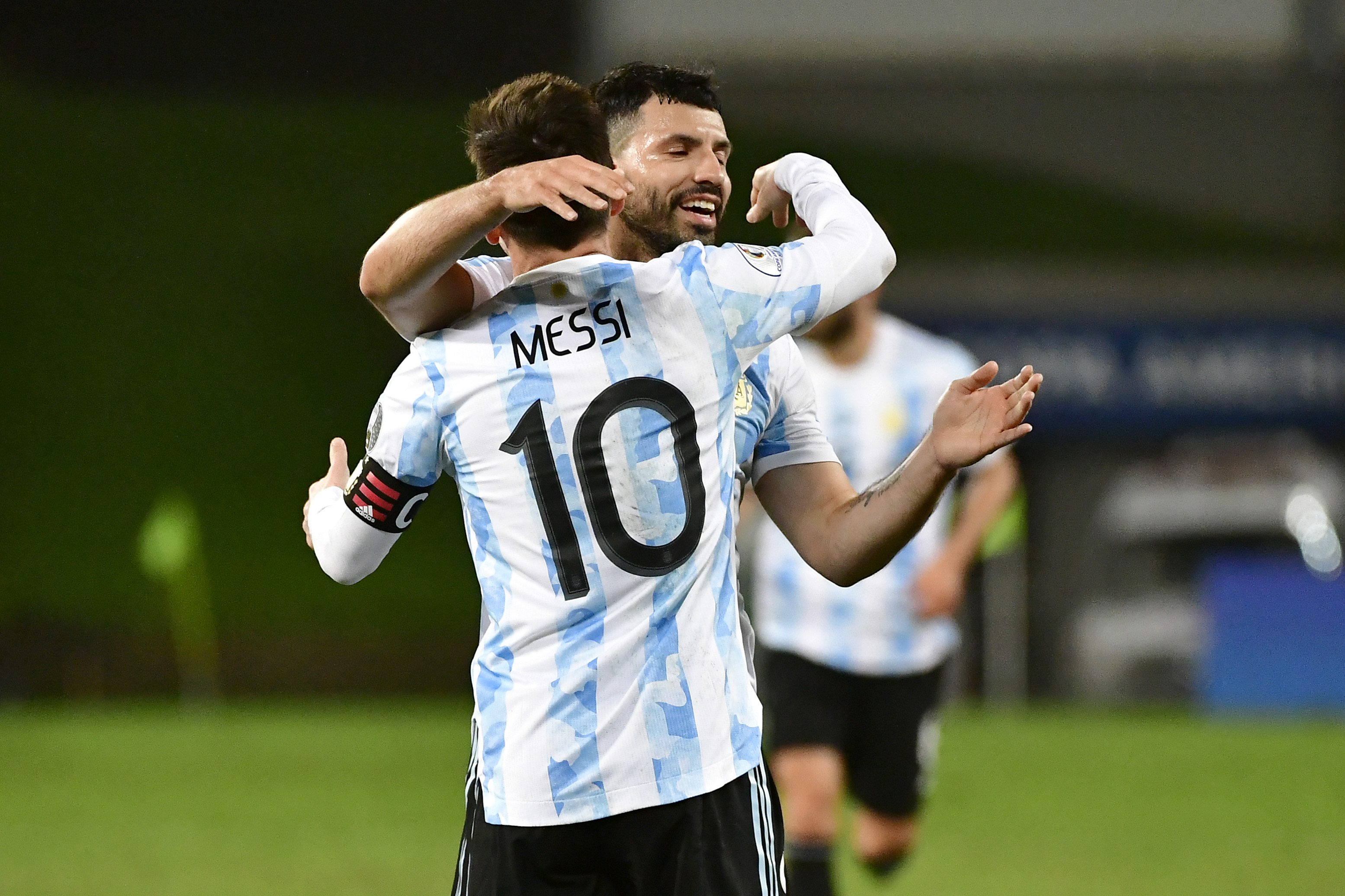 Aguero hugs Messi (©Rogerio Florentino/Getty Images)