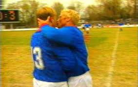 Arnor kisses his sub (and son) Eidur in 1996 (©Screenshot)