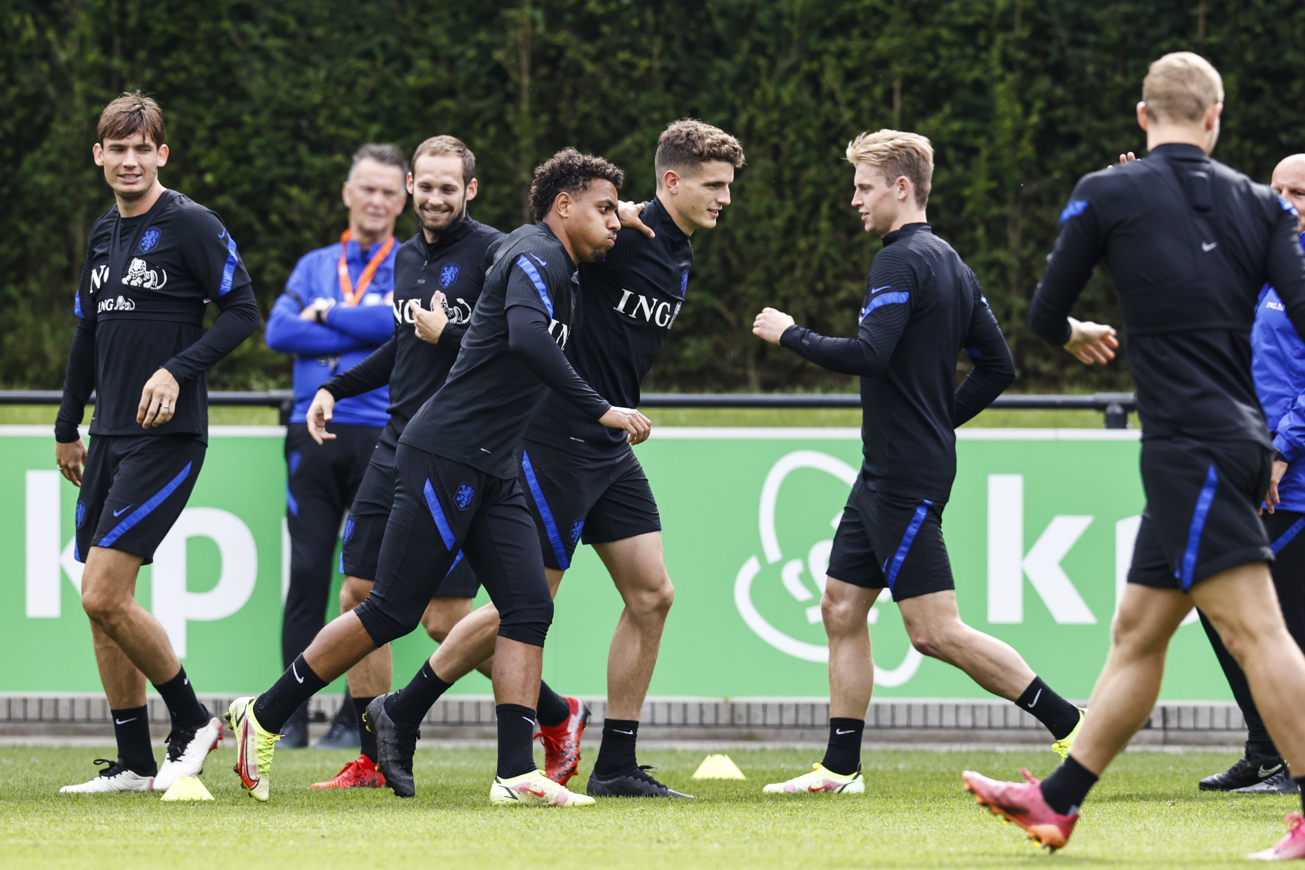 You can't deny they're enjoying on a practice... Van Gaal and his boys (©ANP Sport via Getty Images)