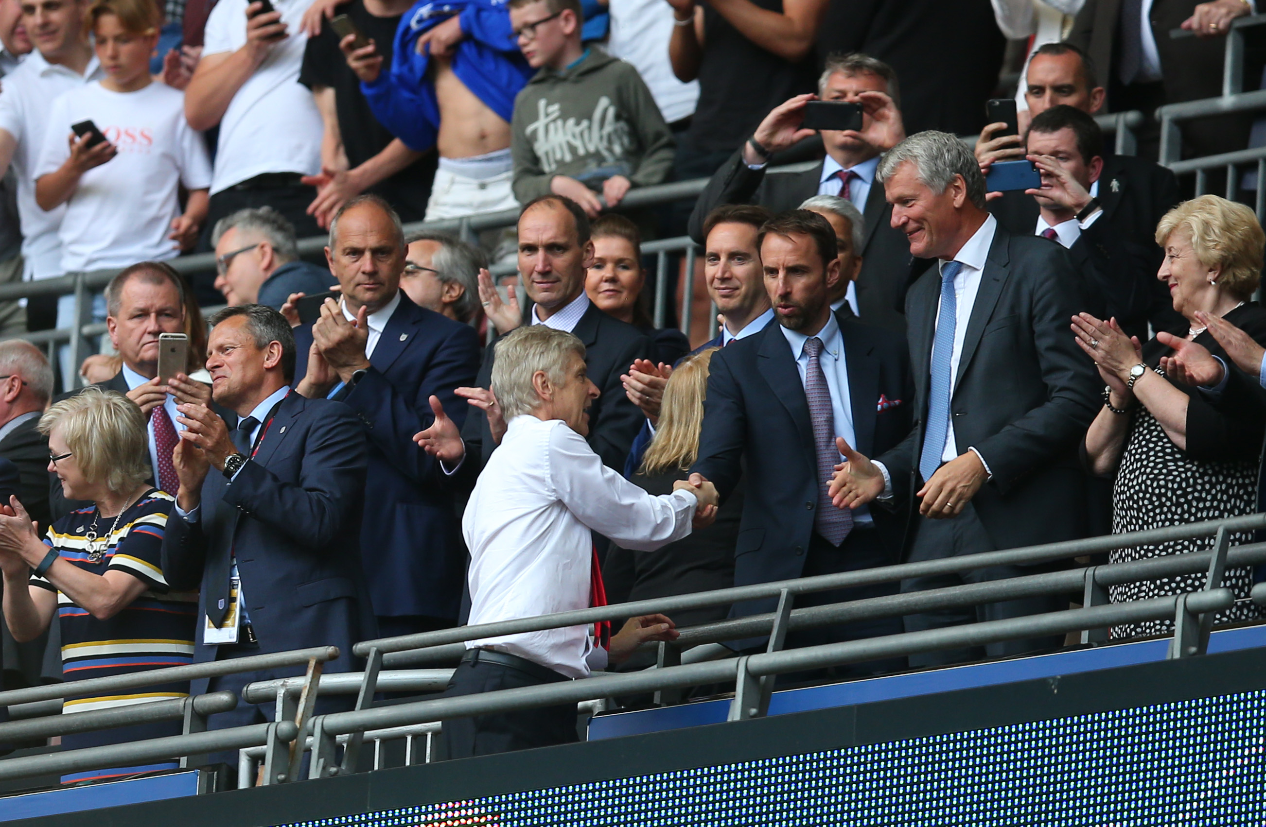 Wenger shakes hands with Southgate (©therine Ivill - AMA/Getty Images)