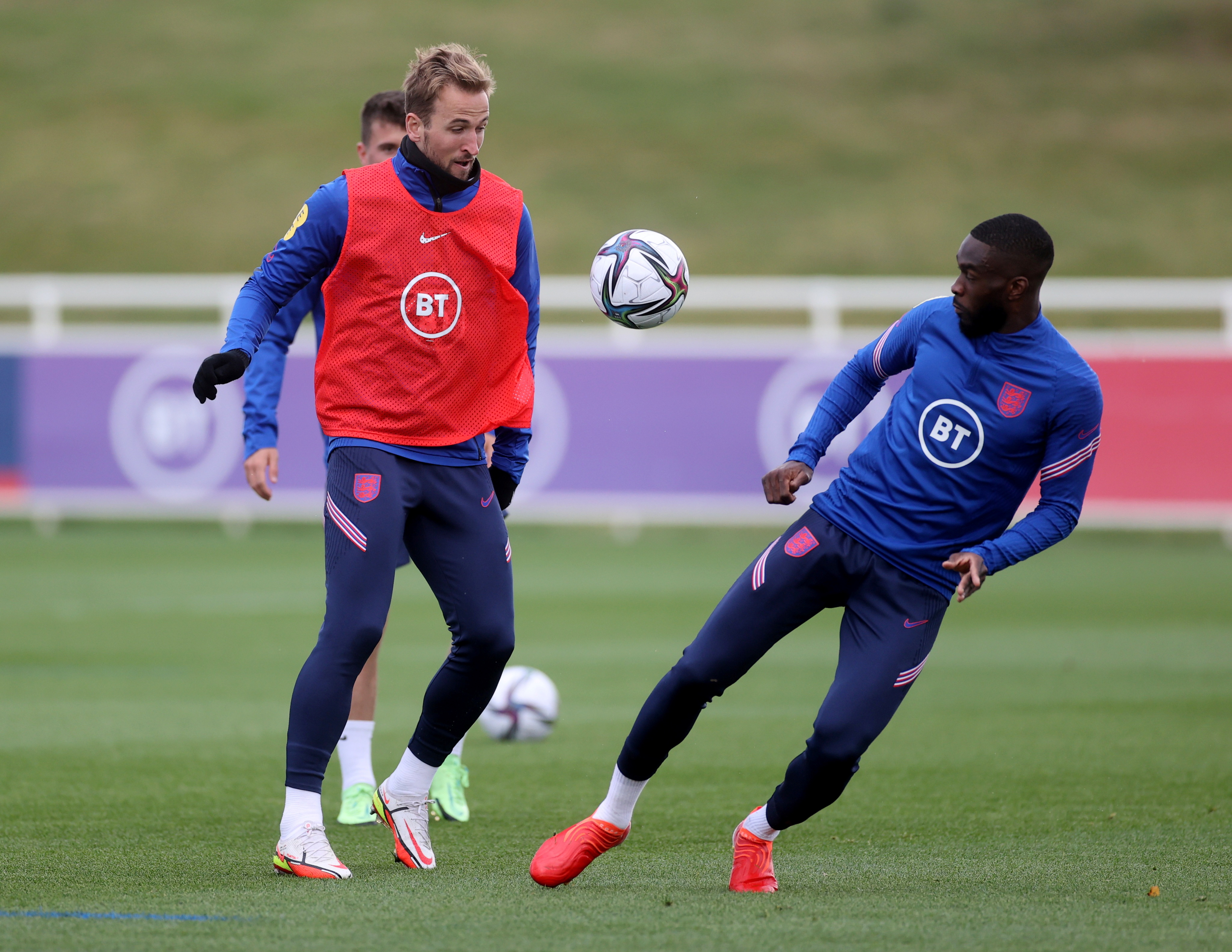 Tomori and Kane during England training (©Reuters/Carl Recine)