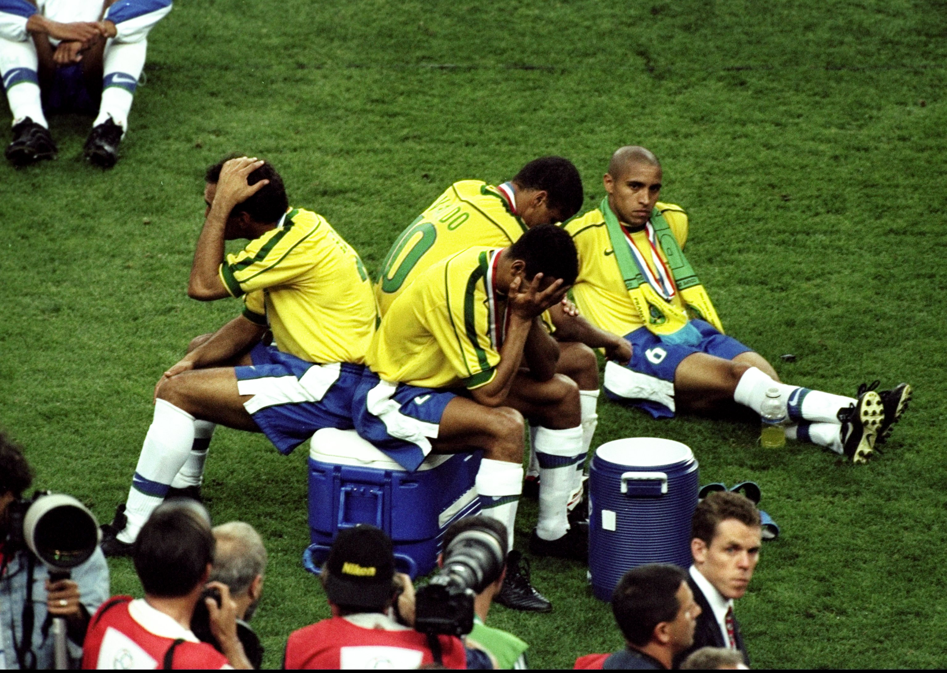 Edmundo, Cafu, Rivaldo and Roberto Carlos in despair after the finals (©Ross Kinnaird /Allsport)