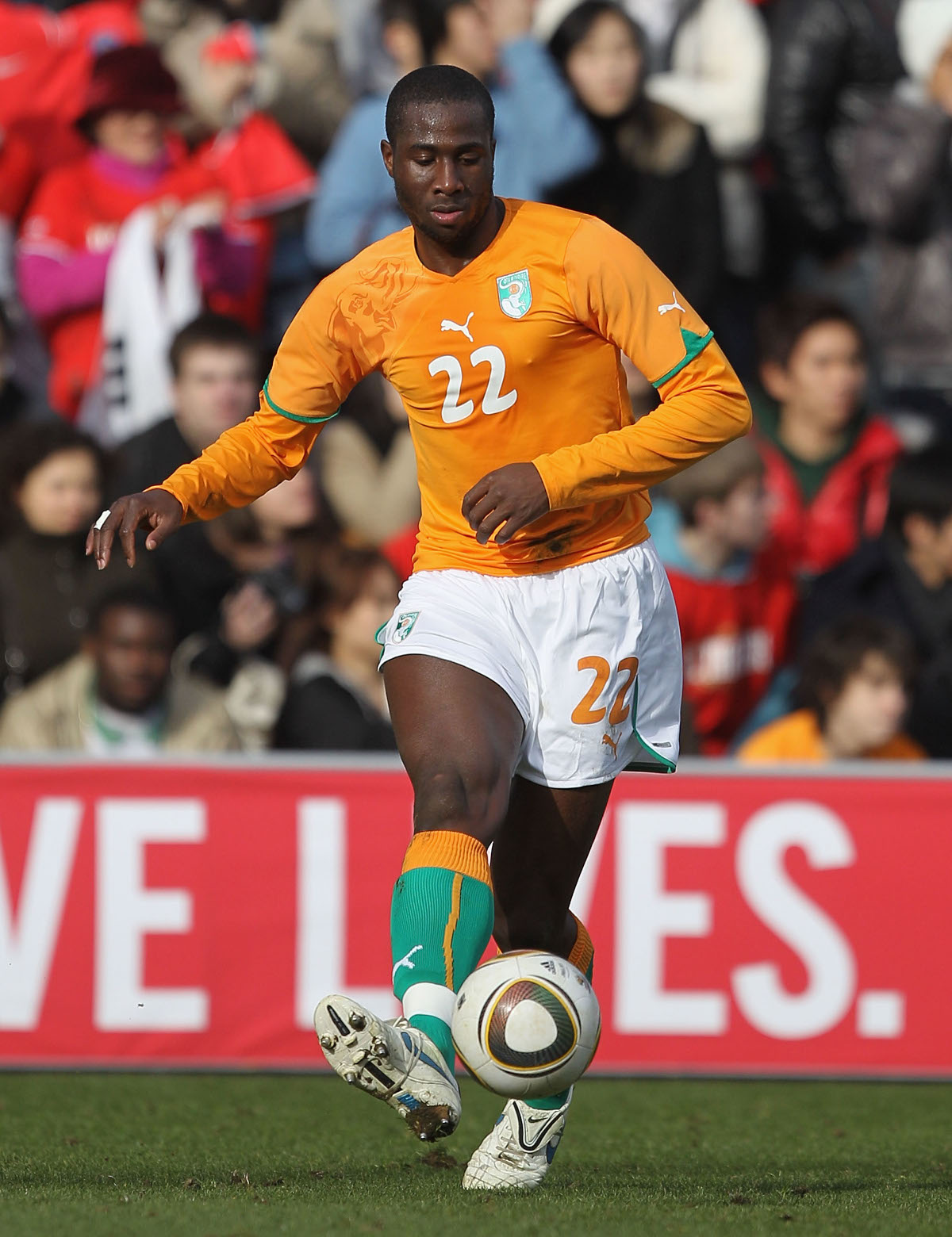 Bamba playing for Ivory Coast in 2010 (©Gallo Images)