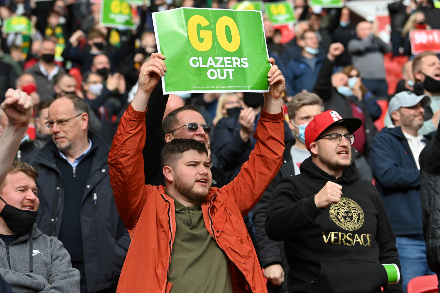 Manchester United fans protesting against the Glazer ownership of the club (©AFP)