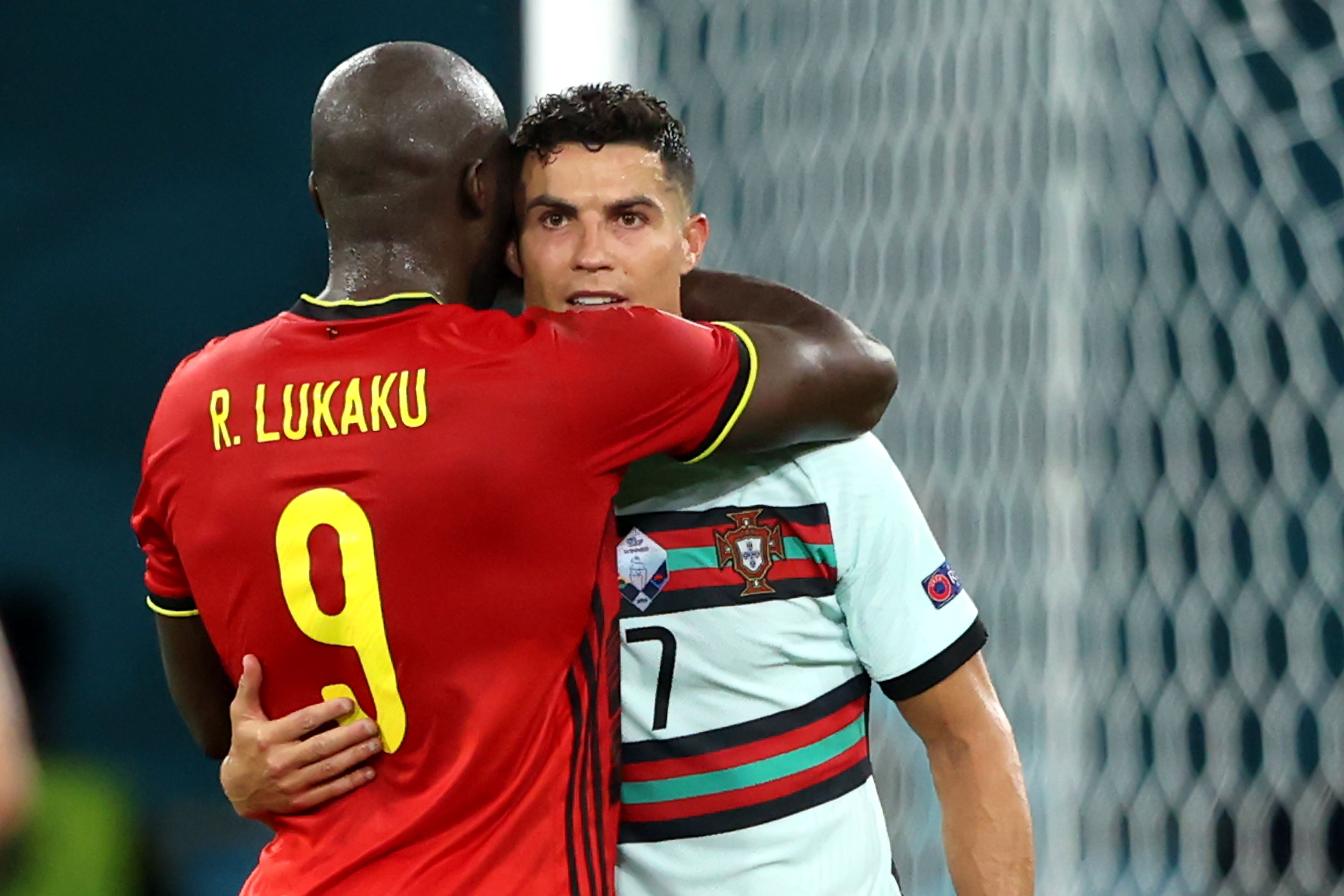 Lukaku hugs Cristiano during the EURO 2020 (©Alexander Hassenstein/Getty Images)