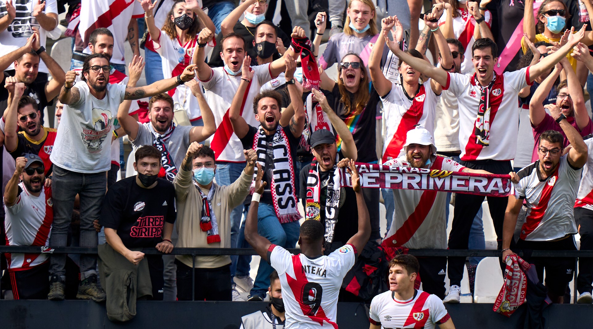 Nteka celebrates with Rayo Vallecano fans (© Diego Souto/Quality Sport Images/Getty Images)