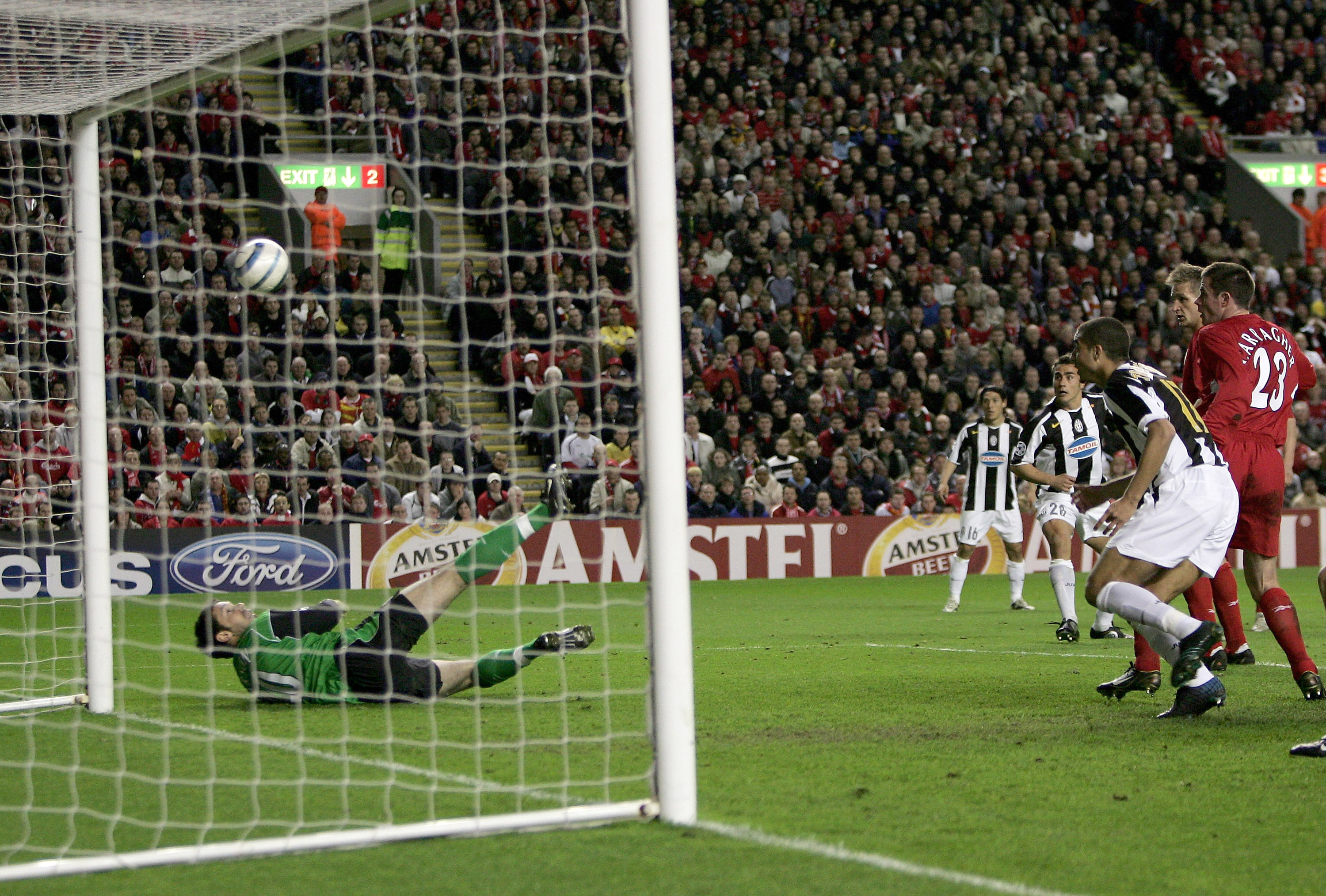 Carson conceding a goal against Juve in April 2005 (©Michael Steele/Getty Images)