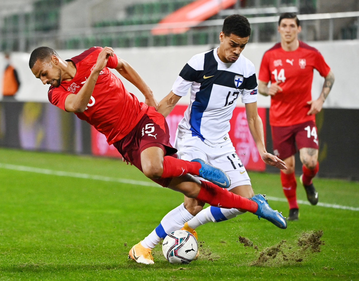 Finland's Pyry Soiri in action with Djibril Sow of Switzerland (©AFP)