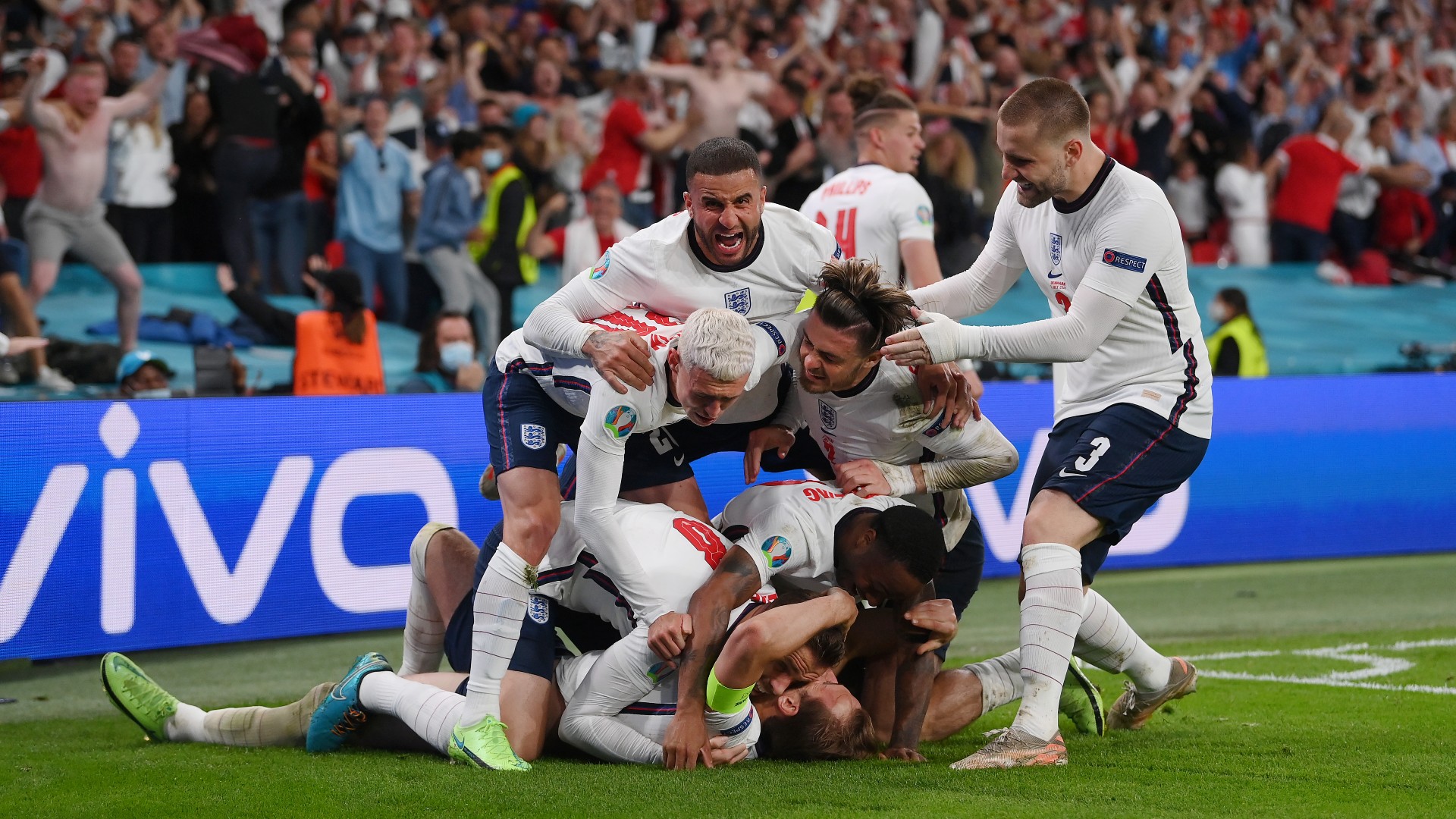 English players celebrate the winner against Denmark (©Laurence Griffiths/Getty Images)