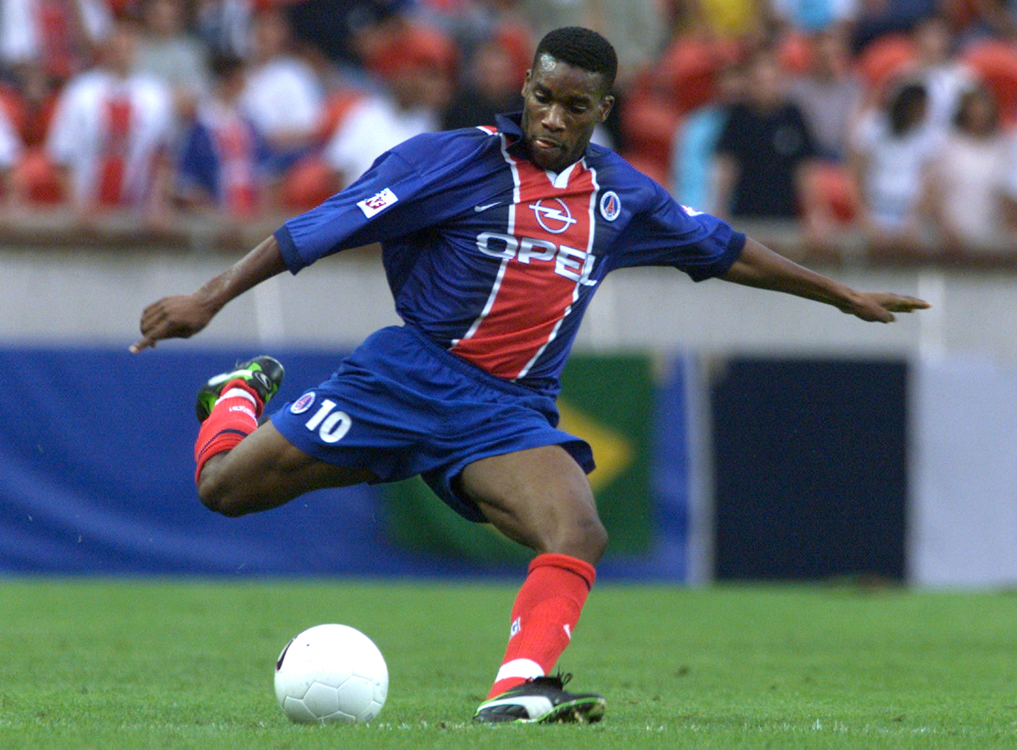 Okocha at Parc des Princes in 1998 (©Reuters)