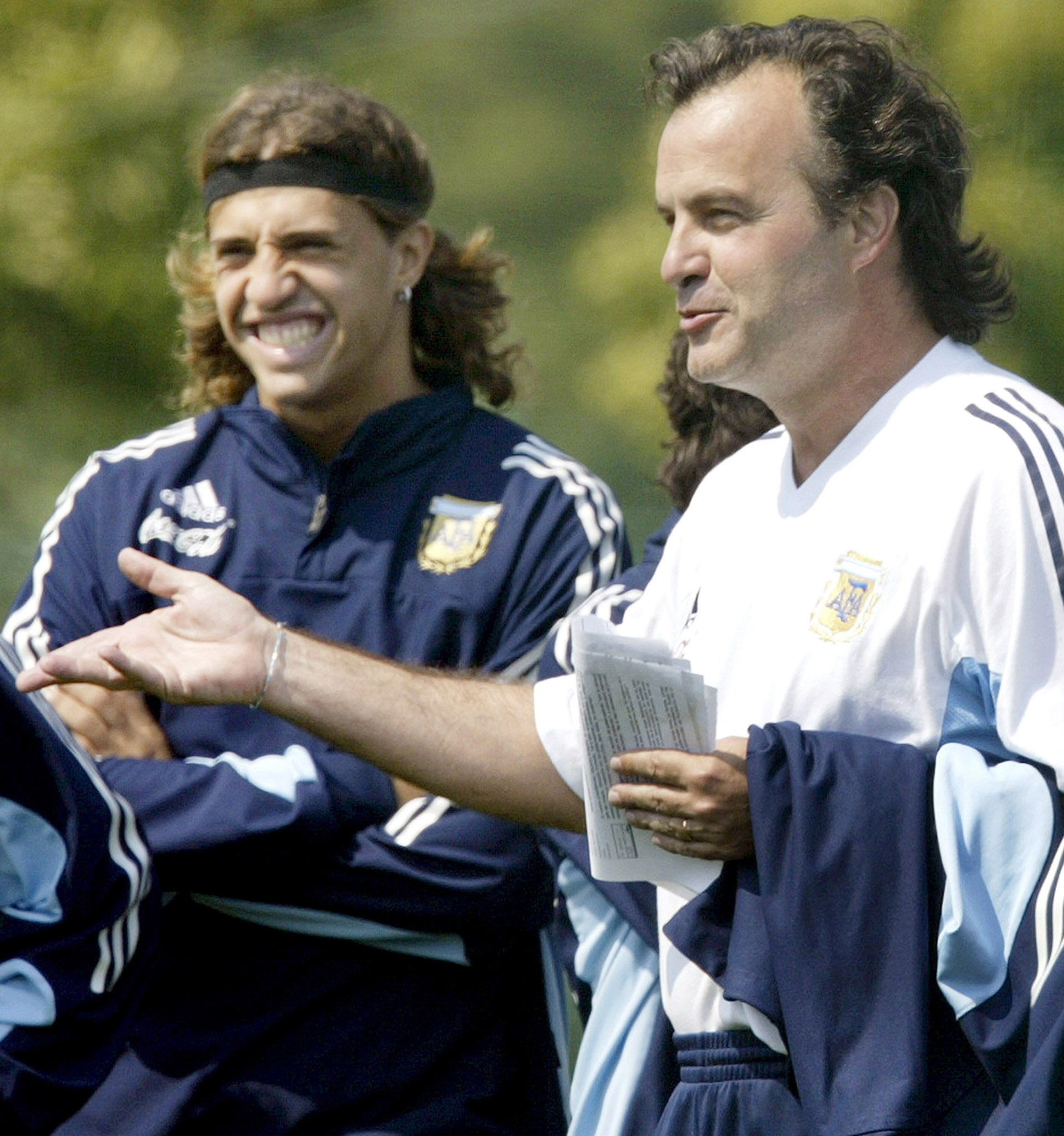 Student and professor: Hernan Crespo with Marcelo Bielsa during the 2002 World Cup (©Reuters)