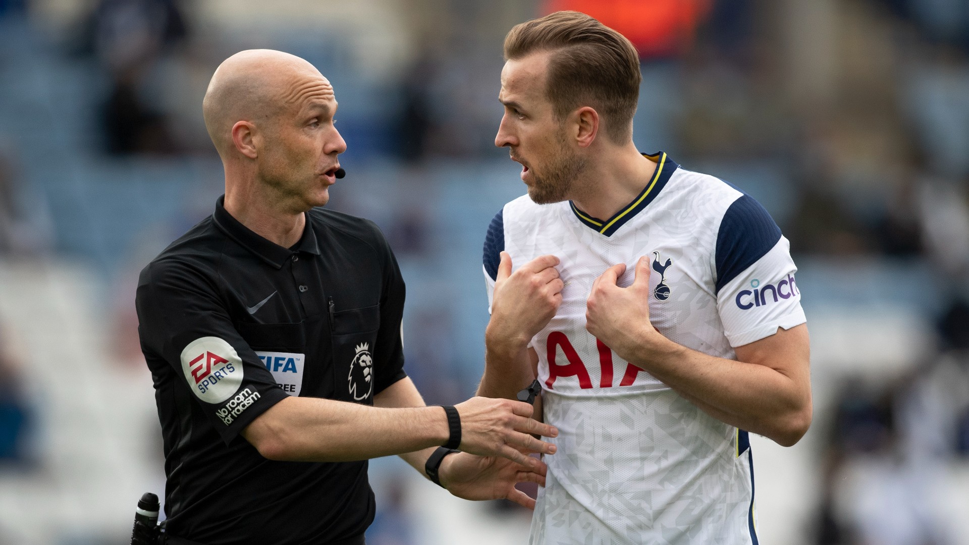 Harry Kane in talks with a referee (©Visionhaus/Getty Images)
