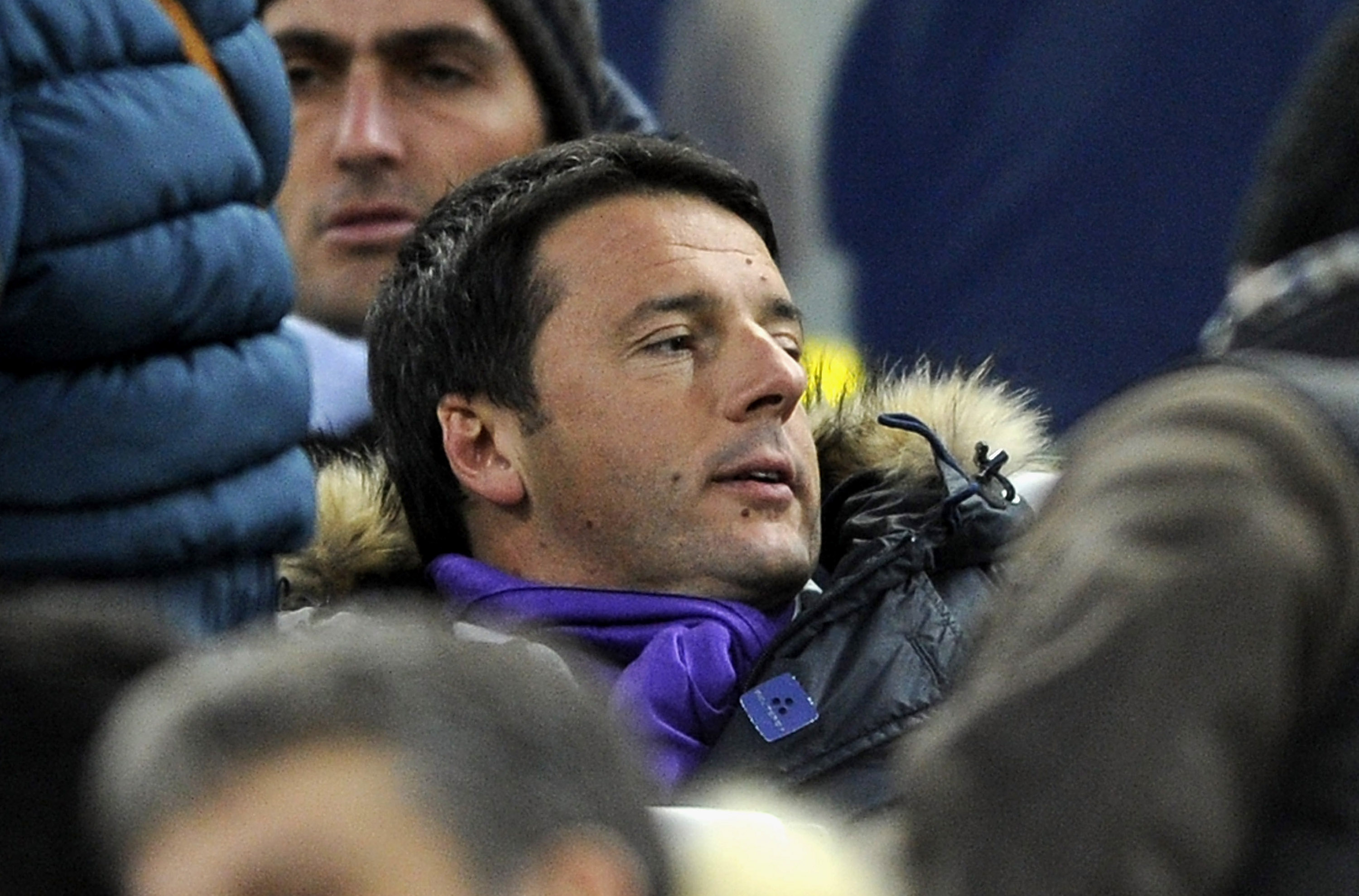 Renzi wearing the Viola's scarf in the stands against Juve in 2013 (©Claudio Villa/Getty Images)
