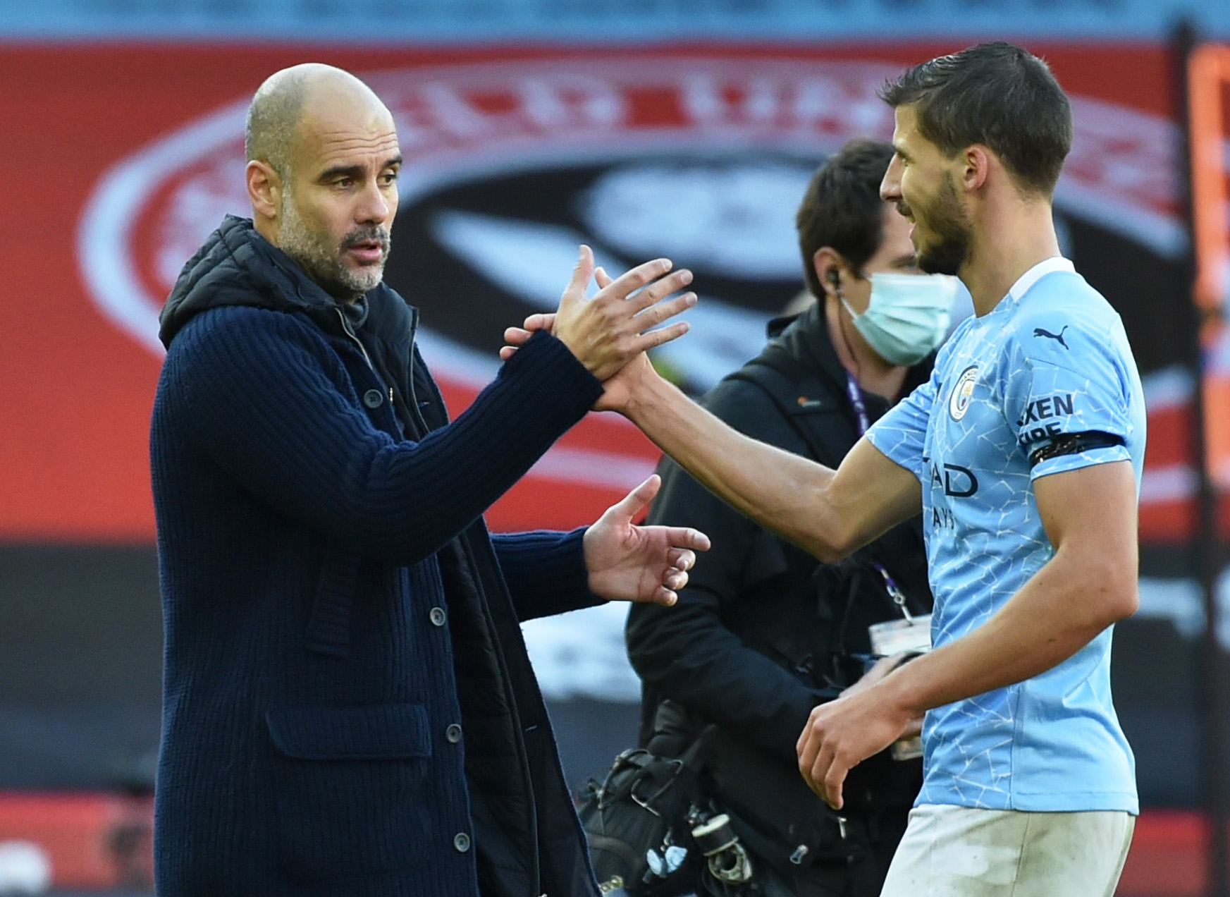 He loves those Portuguese defenders: Guardiola and Ruben Dias (©REUTERS/Rui Vieira )