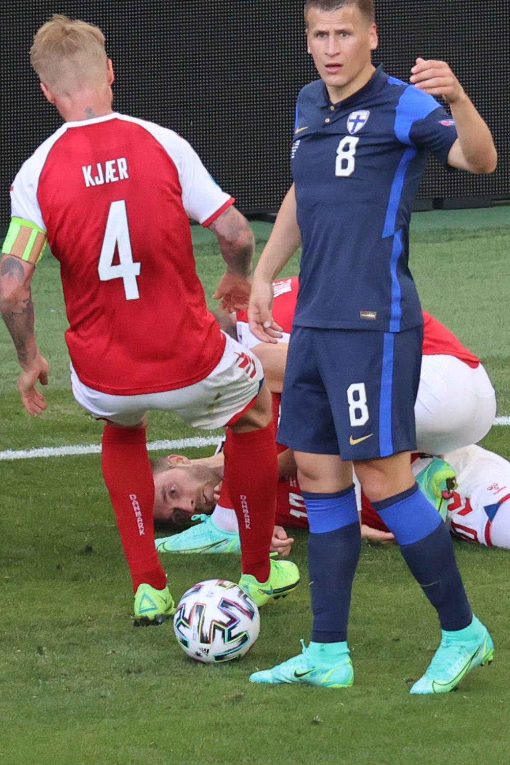 Kjaer runs to Eriksen just a few seconds after he'd collapsed (©AFP)