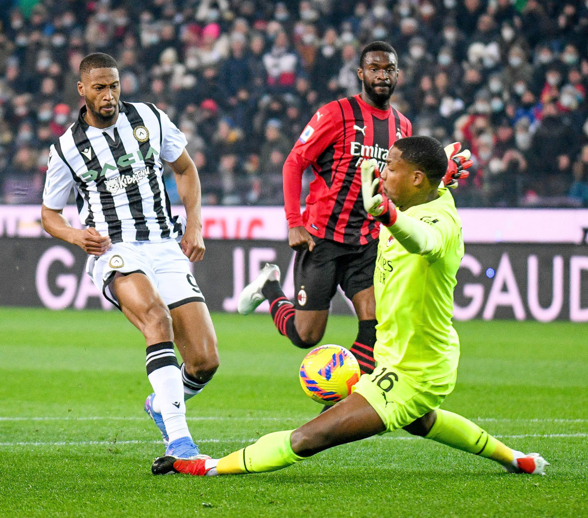 Beto scores against Milan (©AFP)