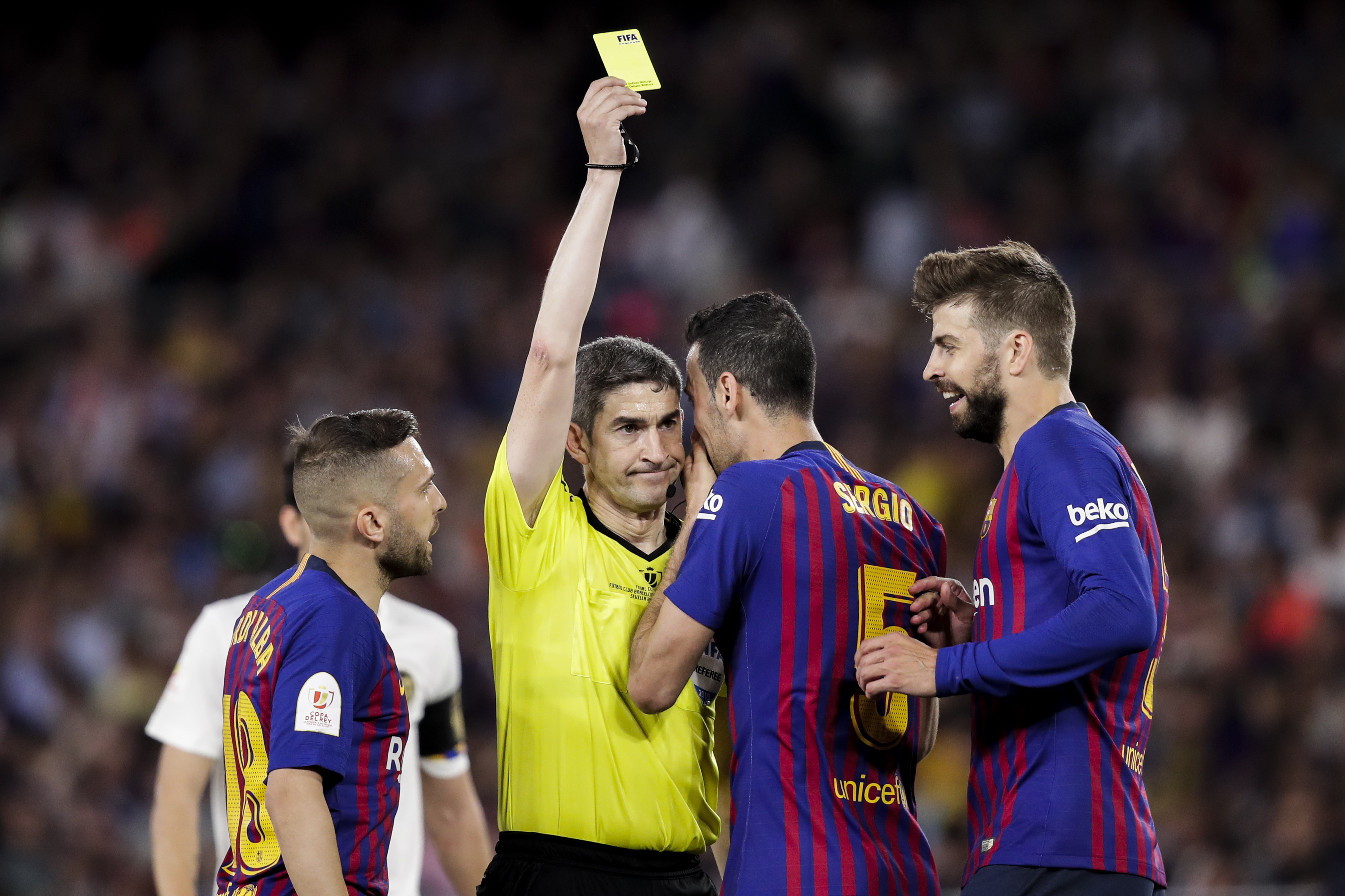 Jordi Alba, Busquets and Pique argue with a referee (©David S. Bustamante/Soccrates/Getty Images)