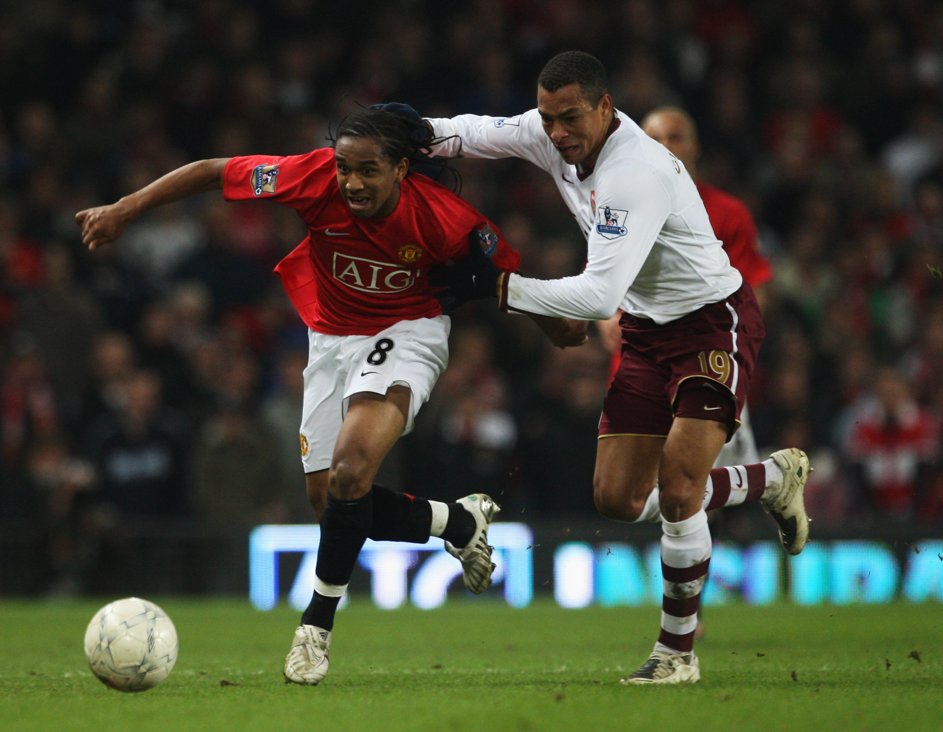 Gilberto Silva against Man Utd. (©Laurence Griffiths/Getty Images)