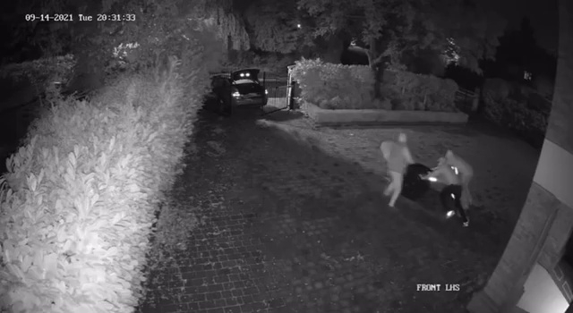 Burglars in action (©Reece James - Instagram)