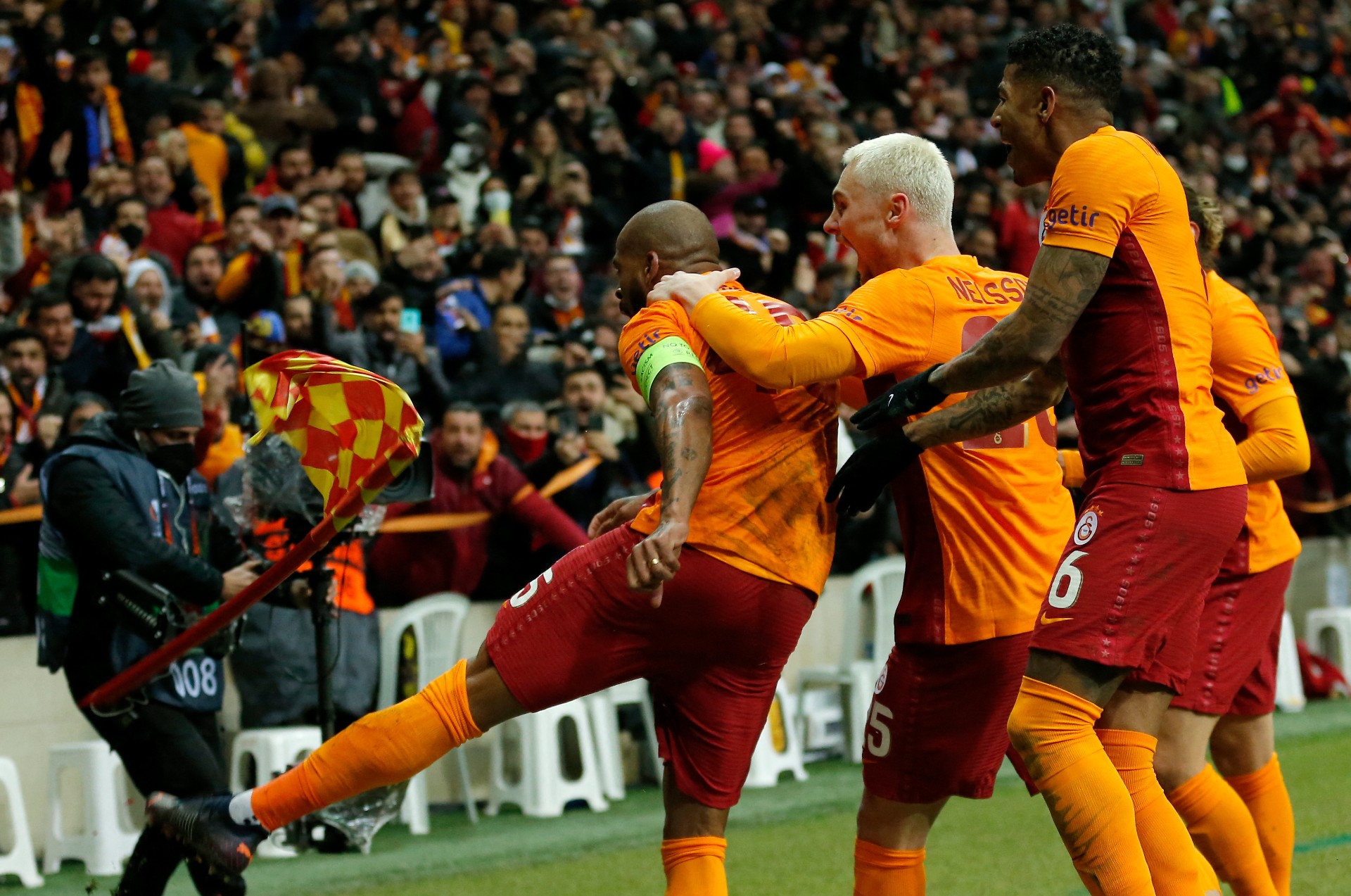 The flag was torn apart (©AFP)