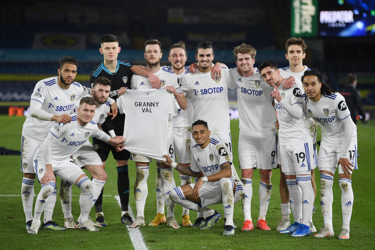 Leeds players paying a tribute to Granny Val (©AFP)