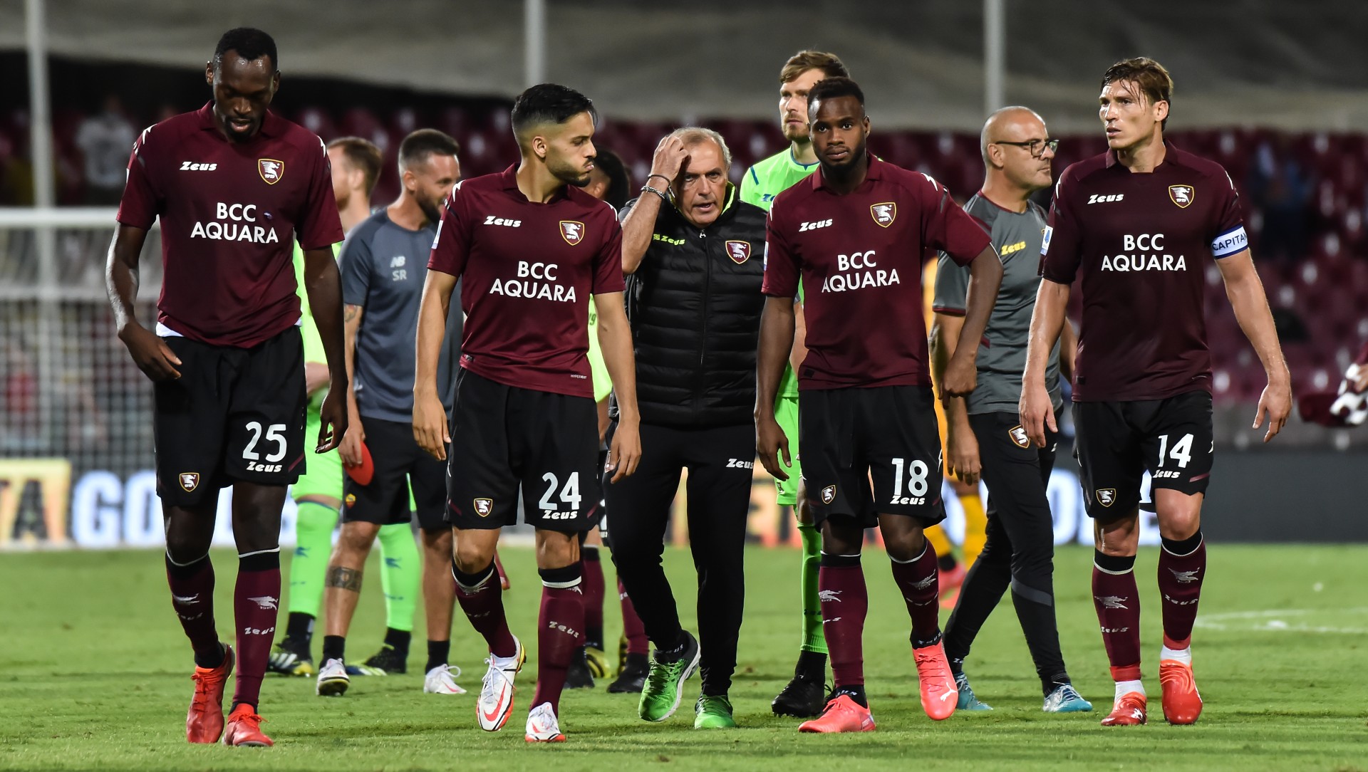 Nothing but a headache... Castori with Salernitana players (© Ivan Romano/Getty Images)