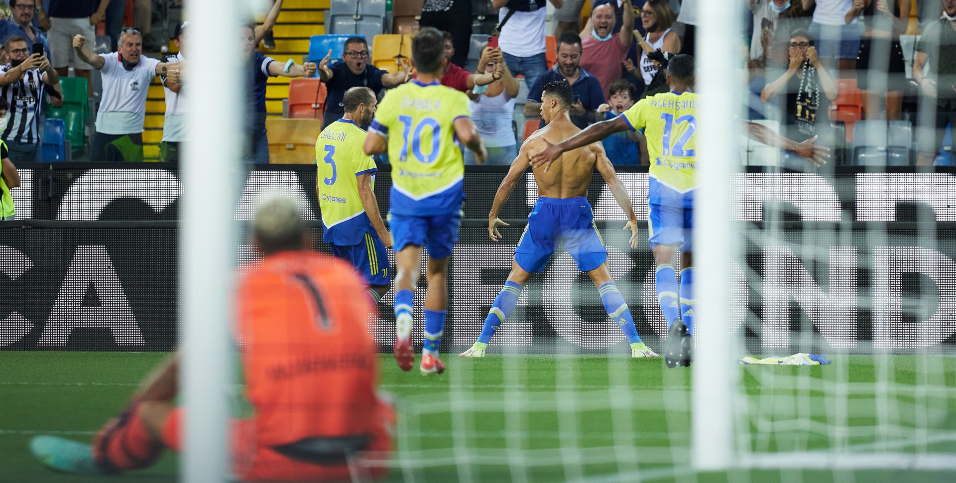 CR7 celebrates his last goal for Juve with his teammates, on August 22 (©Emmanuele Ciancaglini/Quality Sport Images/Getty Images)
