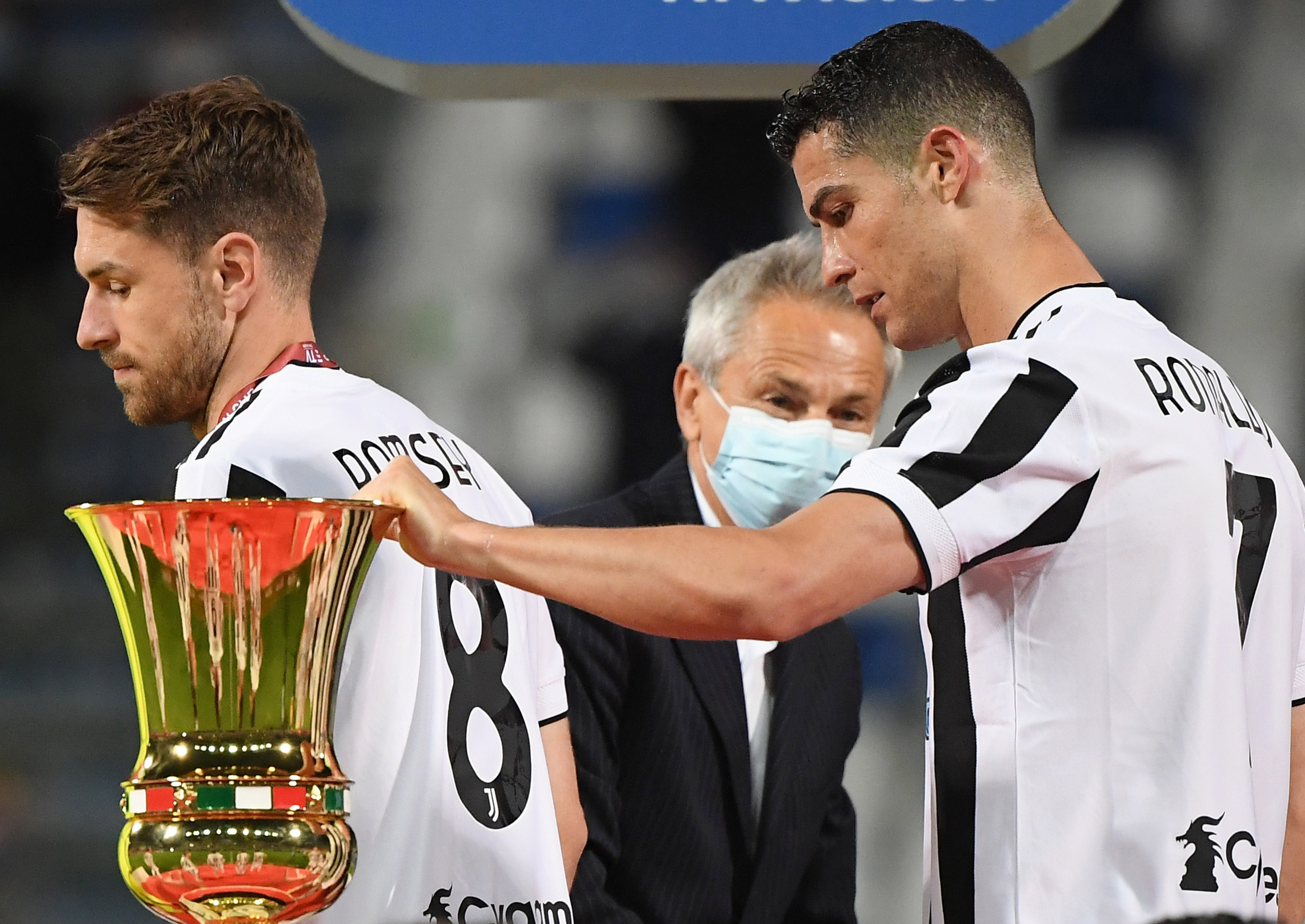 Cristiano touches the Coppa Italia trophy (©REUTERS/Alberto Lingria)