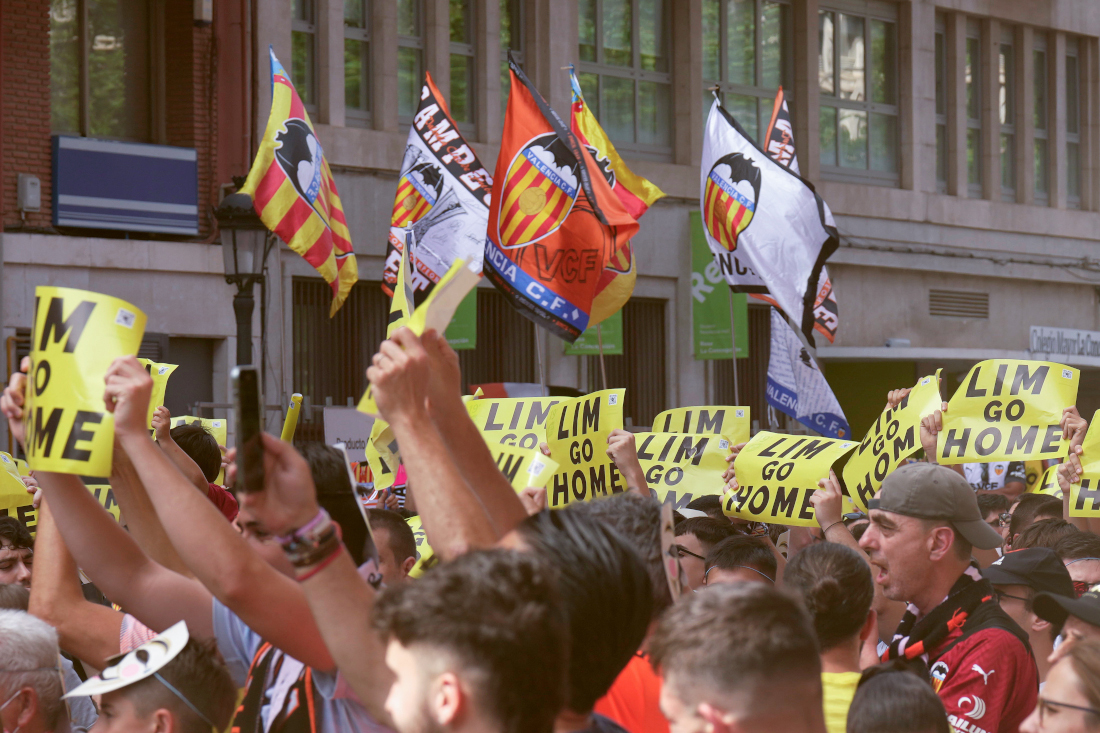 "Lim go home" messages for the owner (©Getty Images)