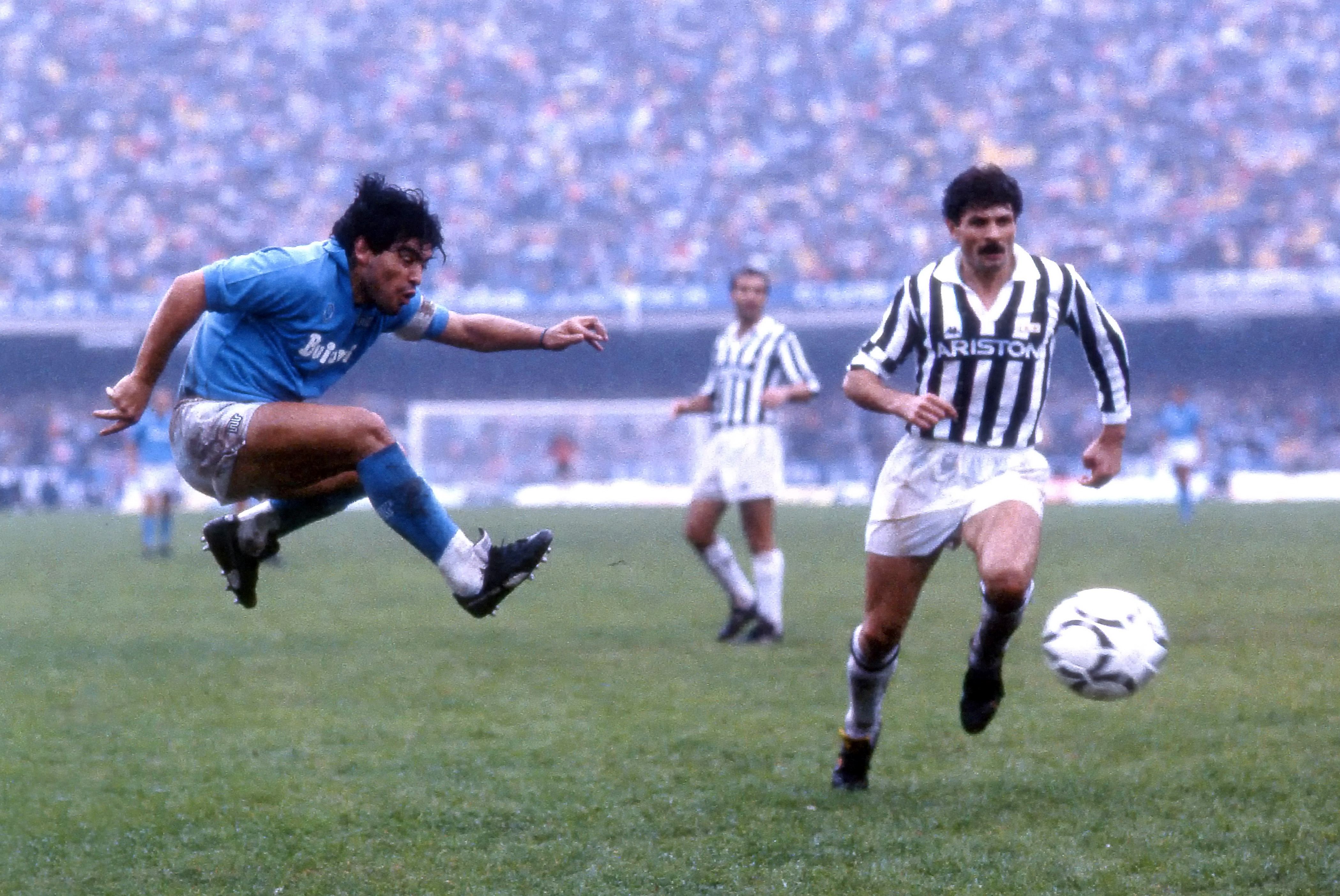Maradona scores for Napoli against Juventus (© Alessandro Sabattini/Getty Images)