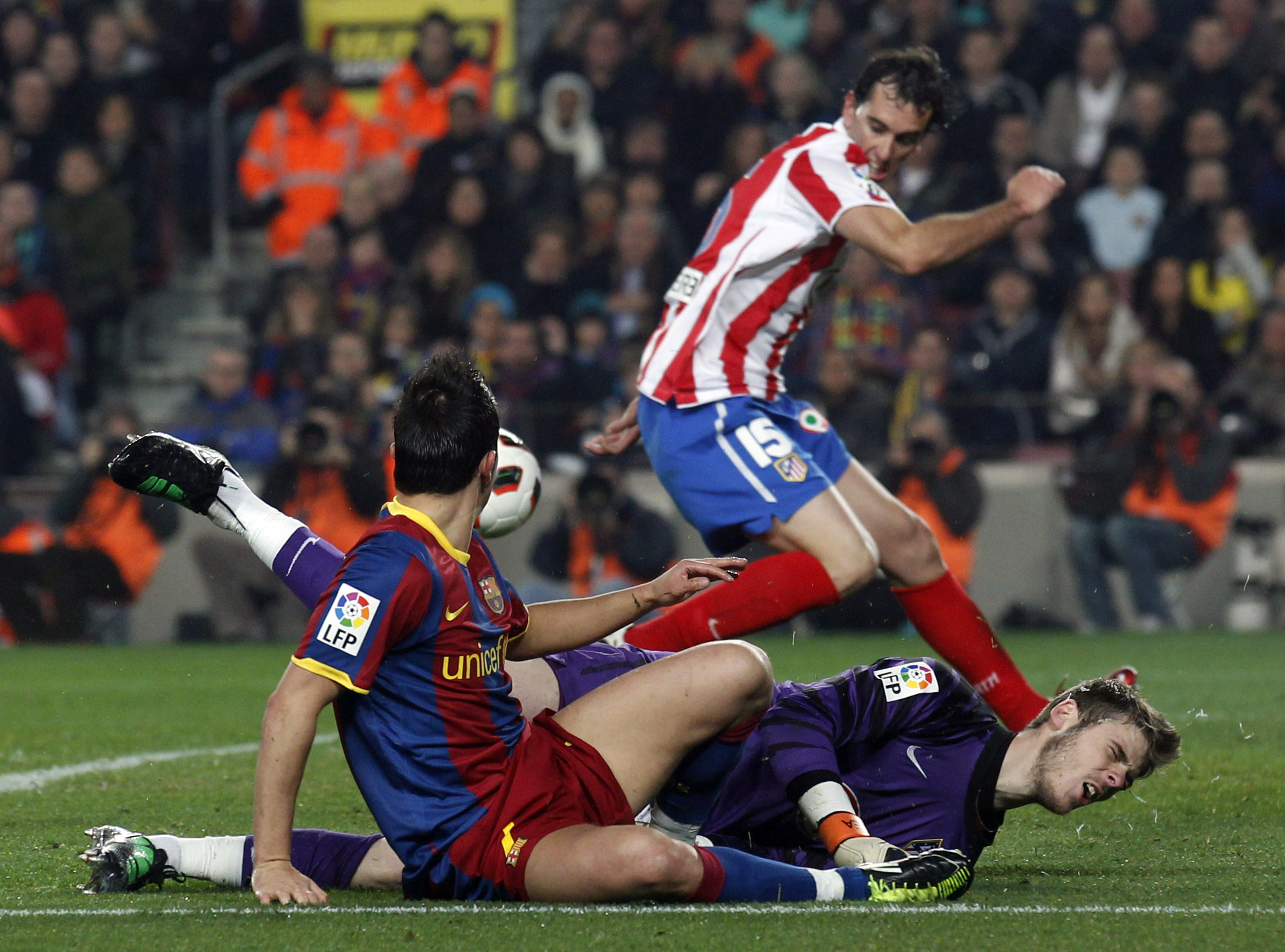 De Gea in action for Atleti against Barcelona in 2011 (©REUTERS/Albert Gea)