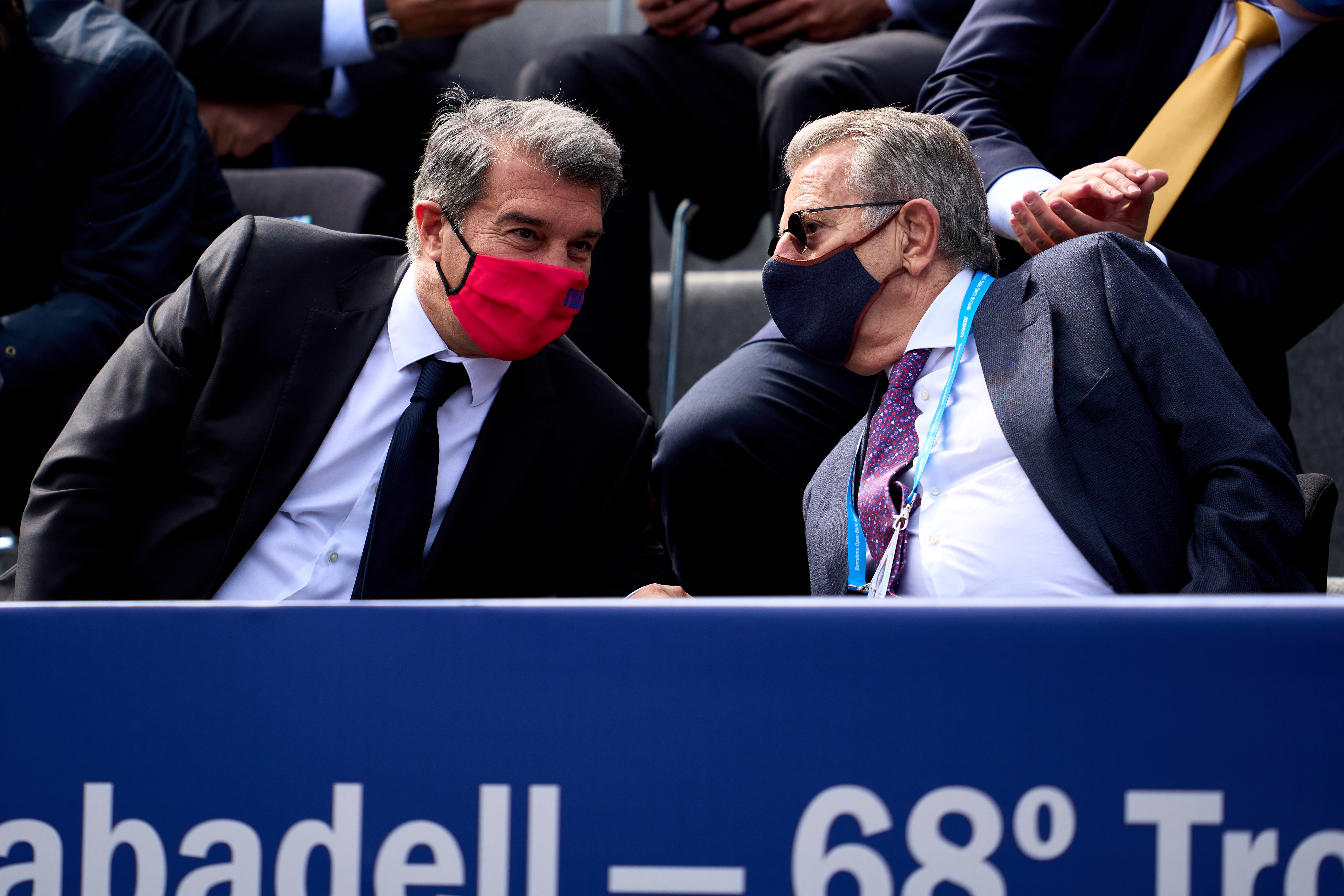 This guy enjoys chatting... Joan Laporta (©Alex Caparros/Getty Images)